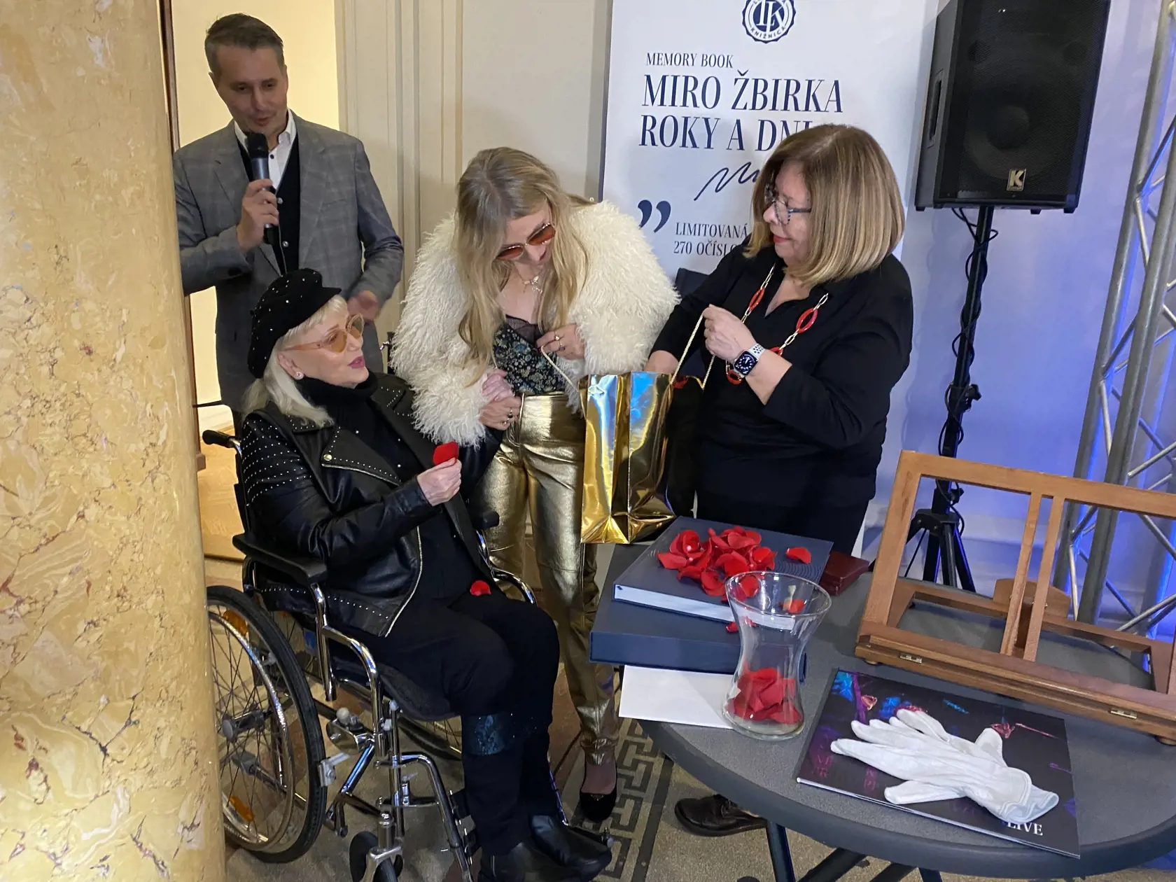 Výstavu o živote zosnulého speváka Mira Žbirku otvorili 1. decembra 2023 vo Východoslovenskom múzeu. Zároveň uviedli do života knihu o ňom. Ružovými lupienkami ju pokrstila Marika Gombitová.