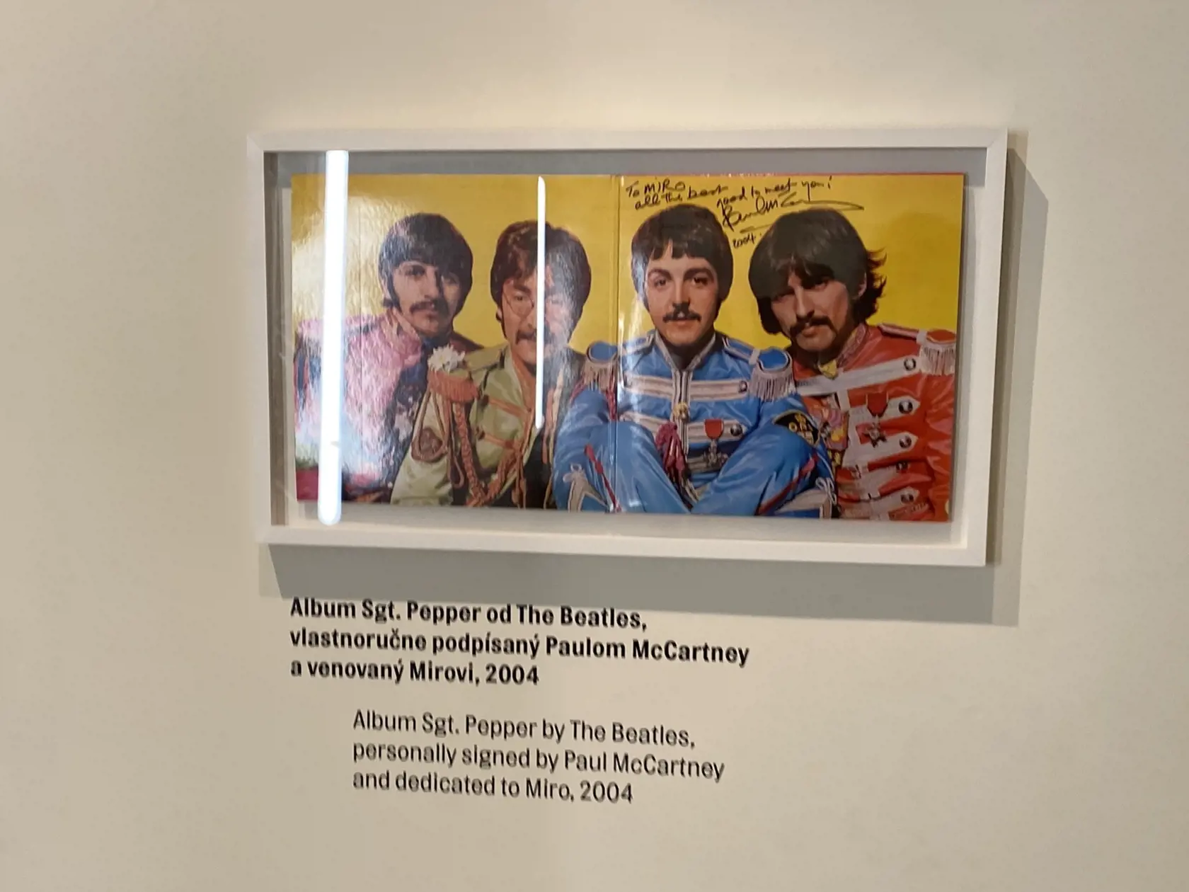 Tento artefakt si najviac cenil, podľa jeho manželky Katky, Miro Žbirka.Ide o album skupiny Beatles, ktorý mu vlastnoručne podpísal Paul McCartney.