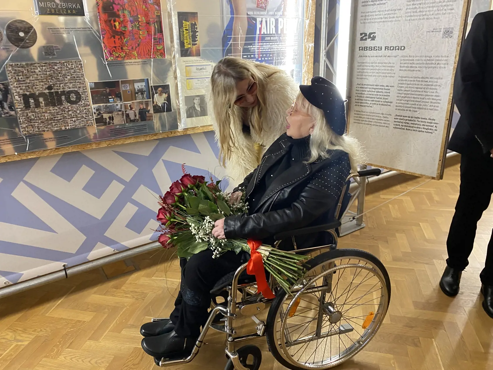 Katka Žbirková sprevádzala Mariku Gombitovú výstavo o živote zosnulého speváka Mira Žbirku vo Východoslovenskom múzeu v Košiciach.