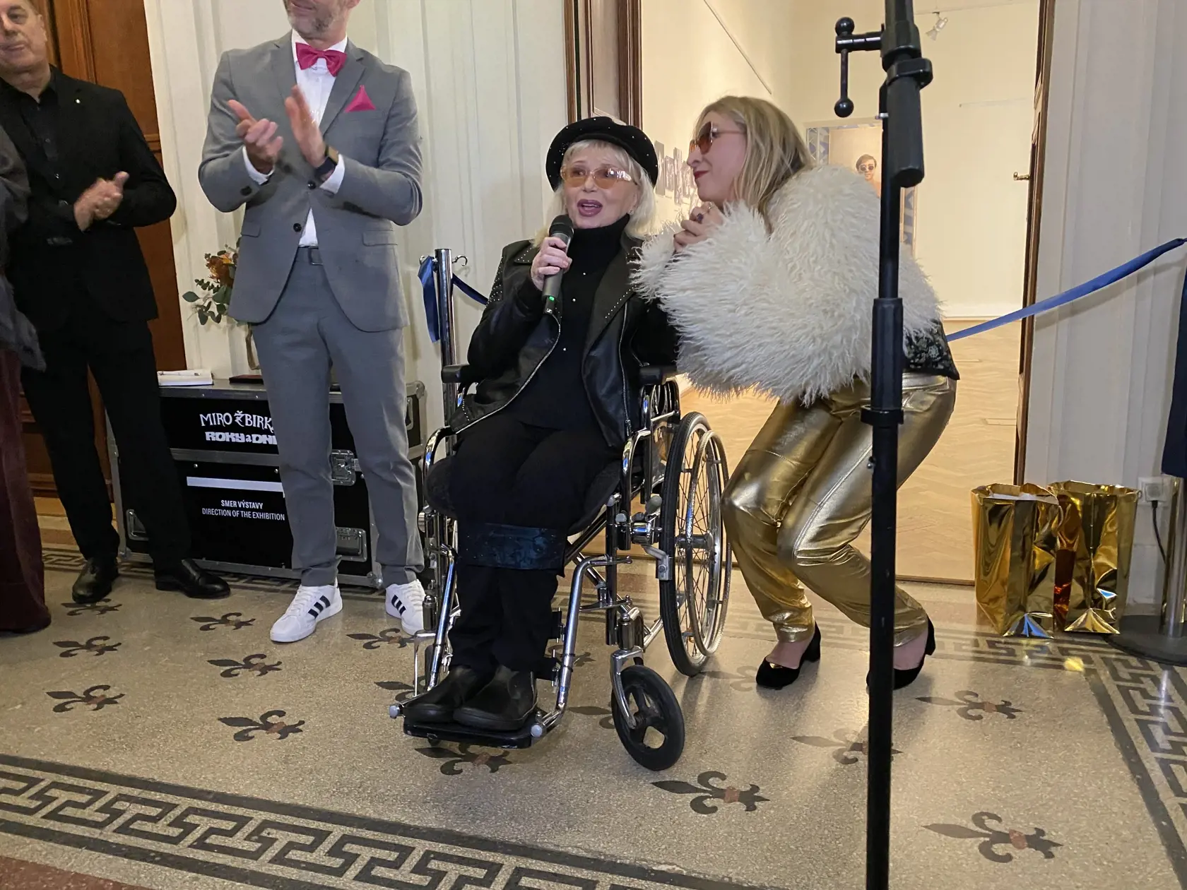 Výstavu o živote zosnulého speváka Mira Žbirku otvorili 1. decembra 2023 vo Východoslovenskom múzeu. Zároveň uviedli do života knihu o ňom. Ružovými lupienkami ju pokrstila Marika Gombitová.