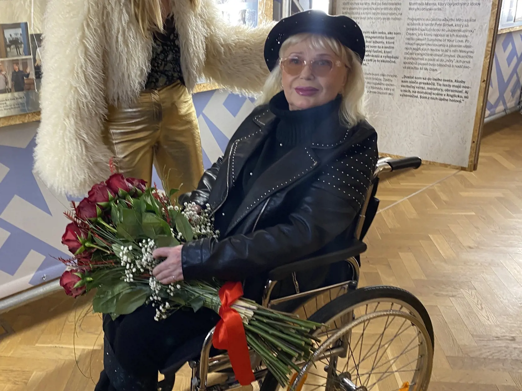 Katka Žbirková sprevádzala Mariku Gombitovú výstavo o živote zosnulého speváka Mira Žbirku vo Východoslovenskom múzeu v Košiciach.