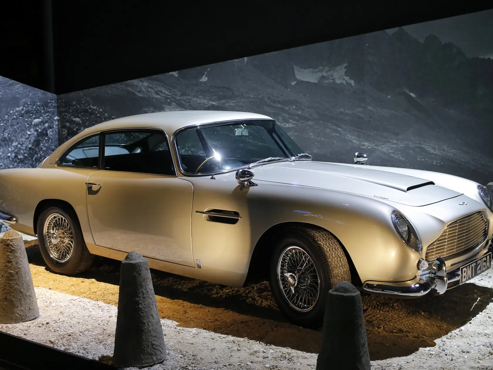 Automobil Aston Martin DB5 z filmu Goldfinger na výstave Dizajn 007: 50 rokov štýlu Jamesa Bonda v Paríži 13. apríla 2016.