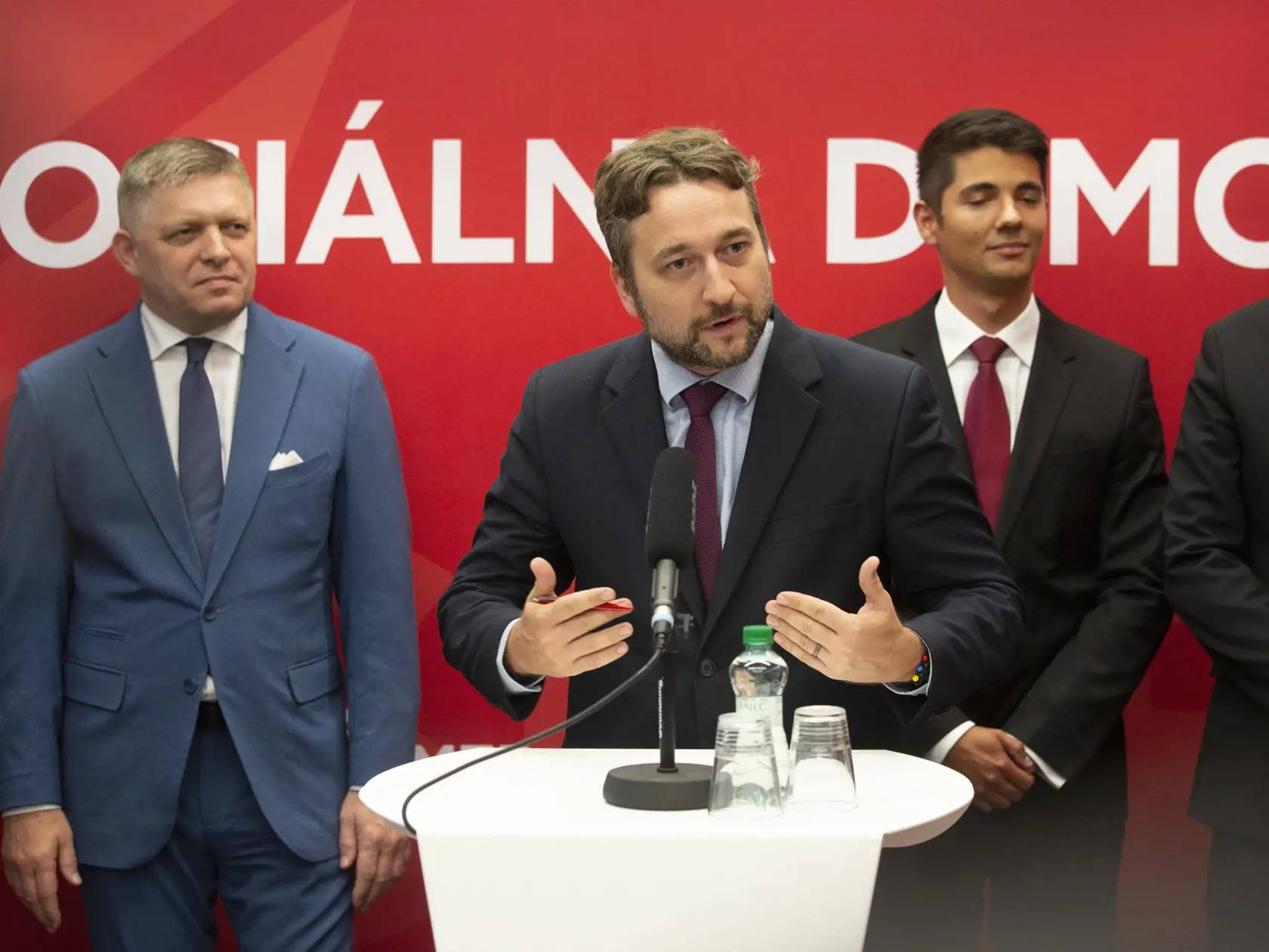 Pracovný snem strany SMER-SD na Súmračnej ulici v BA
Na obr: predsedníctvo Smer-SD
Marián Saloň, Richard Takáč, Róbert Fico, Erik Kaliňák, Ladislav Kamenický, Juraj Blanár