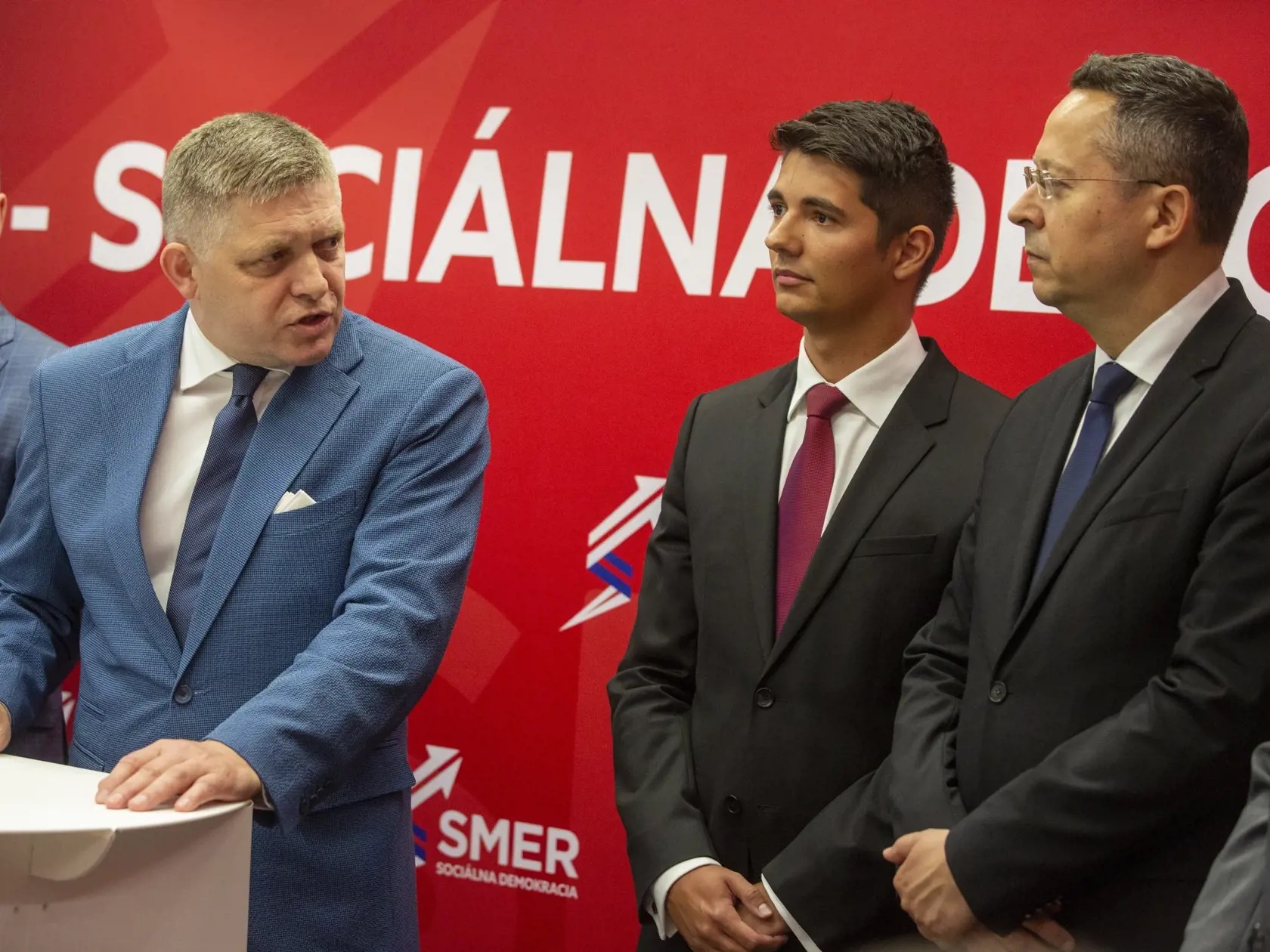 Pracovný snem strany SMER-SD na Súmračnej ulici v BA
Na obr: predsedníctvo Smer-SD
Marián Saloň, Richard Takáč, Róbert Fico, Erik Kaliňák, Ladislav Kamenický, Juraj Blanár