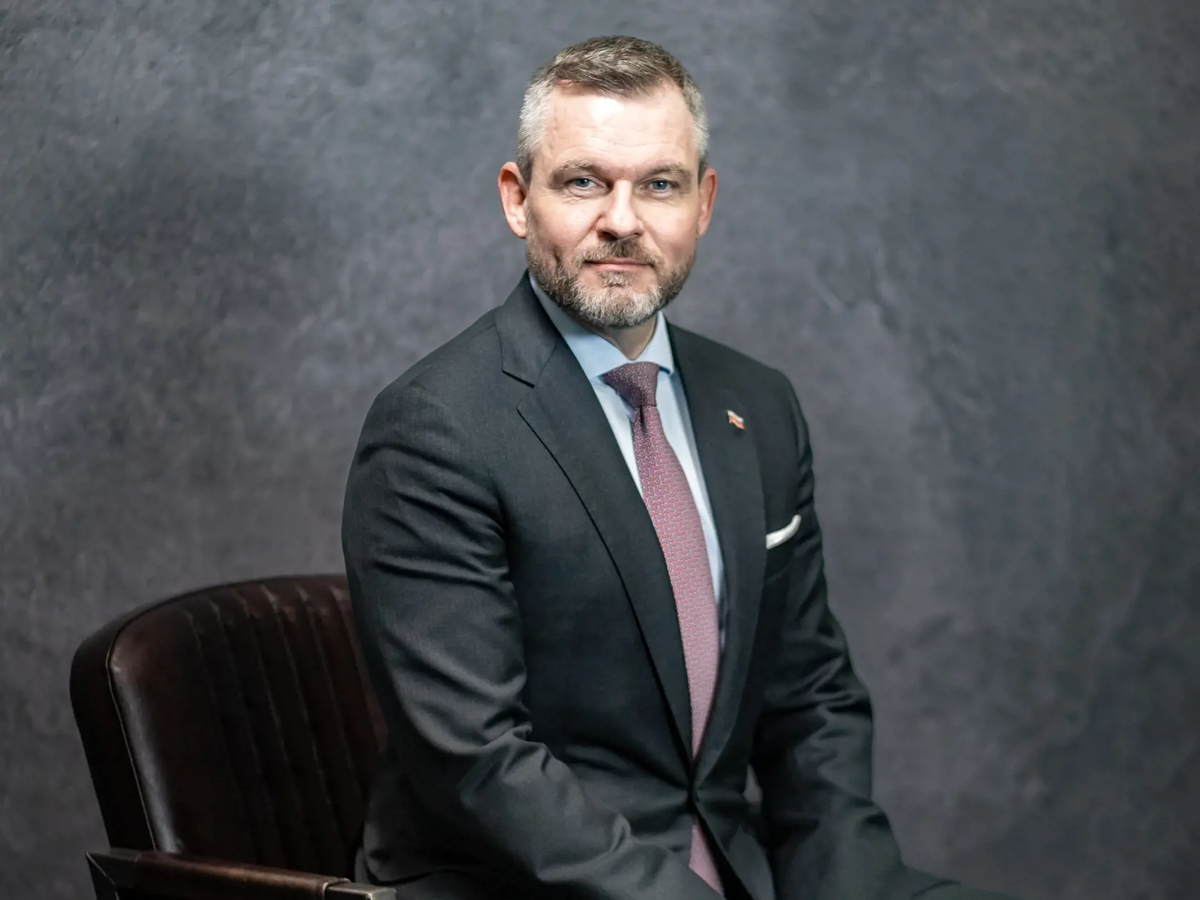 Napriek jej opakovaným vyhláseniam, že zákon vráti parlamentu, sa ho prezidentka rozhodla podpísať. "Bežný človek tomu nemôže rozumieť inak, ako že hlava nášho štátu s kritizovanou novelou plne súhlasí," ďalej uviedol.
