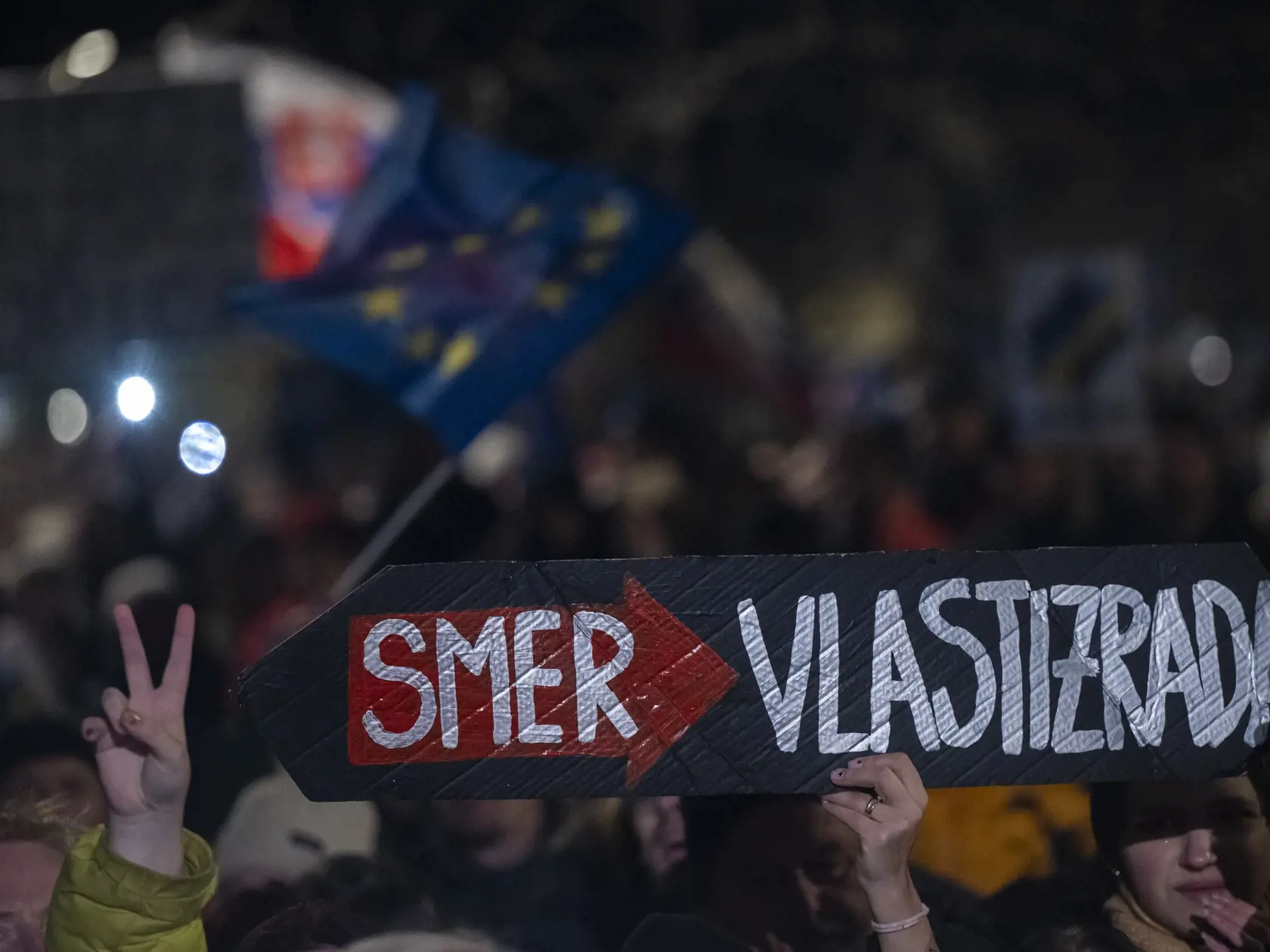 Na snímke demonštranti počas protivládneho zhromaždenia Slovensko je Európa na Námestí Slobody v Bratislave 24. januára 2025. Vo viacerých mestách Slovenska sa v piatok večer konajú protesty, ktorým cieľom je zdôrazniť, že Slovensko patrí do Európskej únie a Severoatlantickej aliancie. TASR o tom informovala Katarína Cíbiková z iniciatívy Mier Ukrajine. FOTO TASR - Martin Baumann