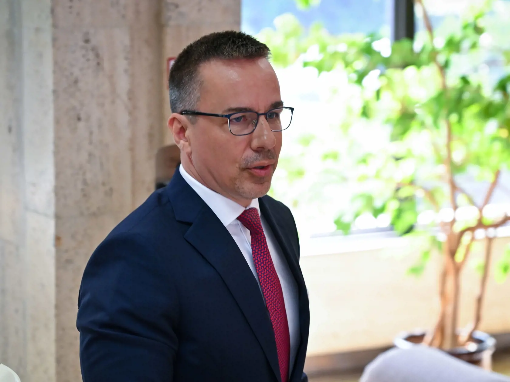 Na snímke minister práce, sociálnych vecí a rodiny SR Erik Tomáš (Hlas-SD) počas príchodu na 36. schôdzu vlády SR 29. mája 2024 v Bratislave. FOTO TASR - Pavol Zachar