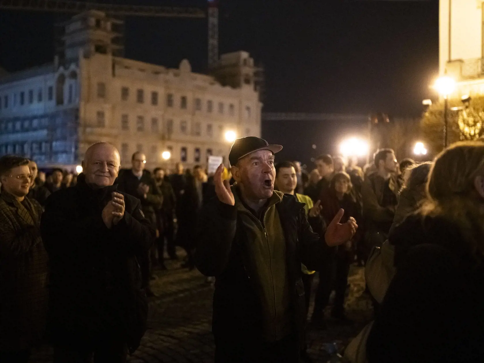 Na snímke ľudia sa zhromažďujú pred Šándorovým palácom, oficiálnym sídlom maďarskej hlavy štátu, 10. februára 2024 v Budapešti. Maďarská prezidentka Katalin Nováková odstúpila z funkcie hlavy štátu. V súvislosti s kauzou amnestie muža odsúdeného za utajovanie prípadu sexuálneho zneužívania v detskom domove to prezidentka oznámila v sobotu podvečer vo verejnoprávnej televízii M1.