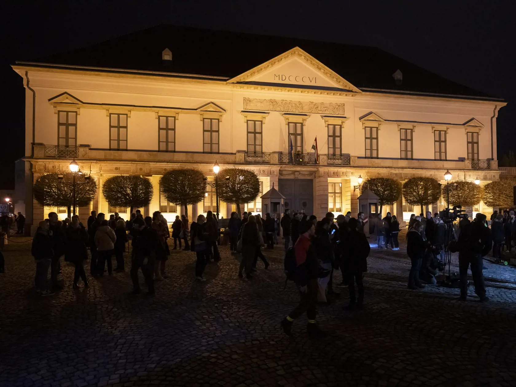 Na snímke ľudia sa zhromažďujú pred Šándorovým palácom, oficiálnym sídlom maďarskej hlavy štátu, 10. februára 2024 v Budapešti. Maďarská prezidentka Katalin Nováková odstúpila z funkcie hlavy štátu. V súvislosti s kauzou amnestie muža odsúdeného za utajovanie prípadu sexuálneho zneužívania v detskom domove to prezidentka oznámila v sobotu podvečer vo verejnoprávnej televízii M1.