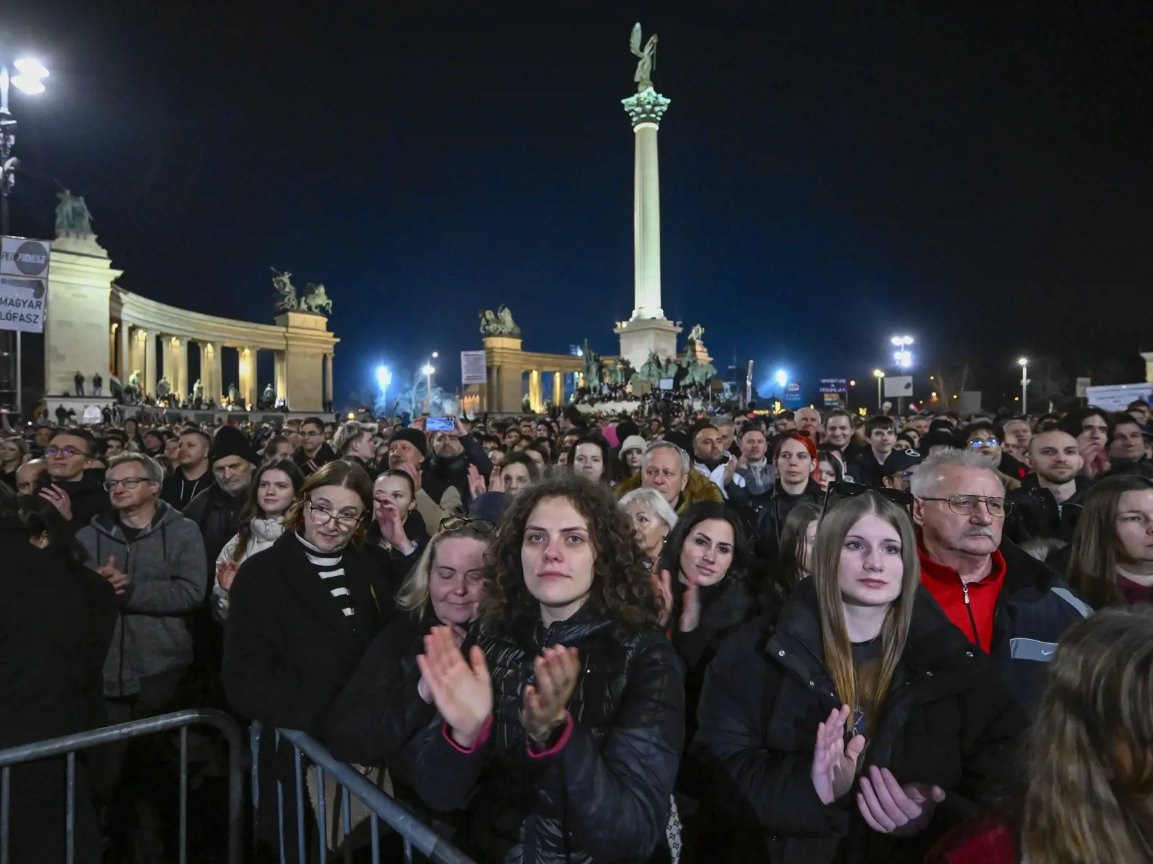 Ľudia protestujú na Námestí hrdinov v Budapešti 16. februára 2024. Tisíce ľudí sa zhromaždili v piatok večer na budapeštianskom Námestí hrdinov na demonštrácii, ktorá je reakciou na prezidentskú amnestiu pre človeka zapleteného do pedofilnej kauzy a na politické súvislosti tohto škandálu. Protest zorganizovali na sociálnych sieťach influenceri, informuje spravodajca TASR v Budapešti. Podľa internetového vydania denníka Népszava sa na námestí zišlo zhruba 20.000 ľudí.