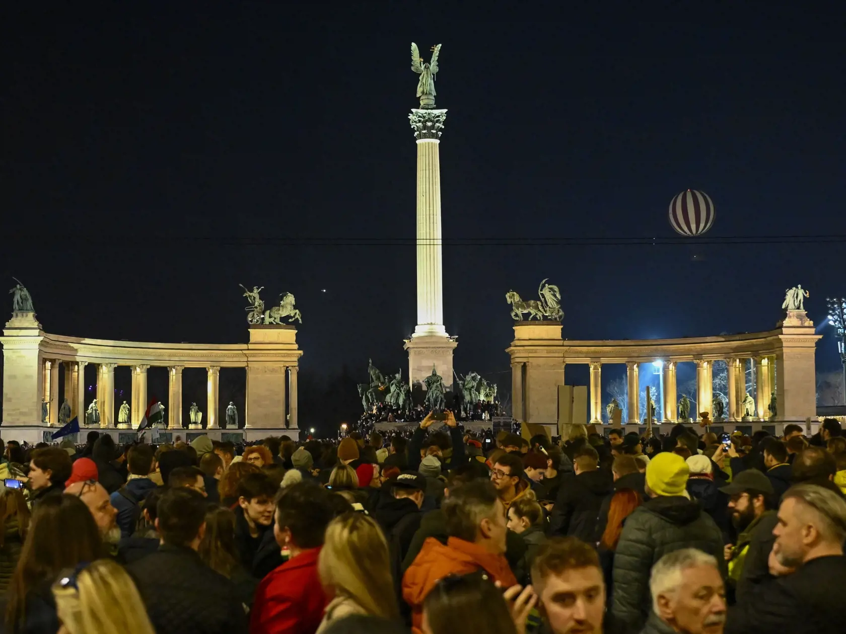 Ľudia protestujú na Námestí hrdinov v Budapešti 16. februára 2024. Tisíce ľudí sa zhromaždili v piatok večer na budapeštianskom Námestí hrdinov na demonštrácii, ktorá je reakciou na prezidentskú amnestiu pre človeka zapleteného do pedofilnej kauzy a na politické súvislosti tohto škandálu. Protest zorganizovali na sociálnych sieťach influenceri, informuje spravodajca TASR v Budapešti. Podľa internetového vydania denníka Népszava sa na námestí zišlo zhruba 20.000 ľudí.