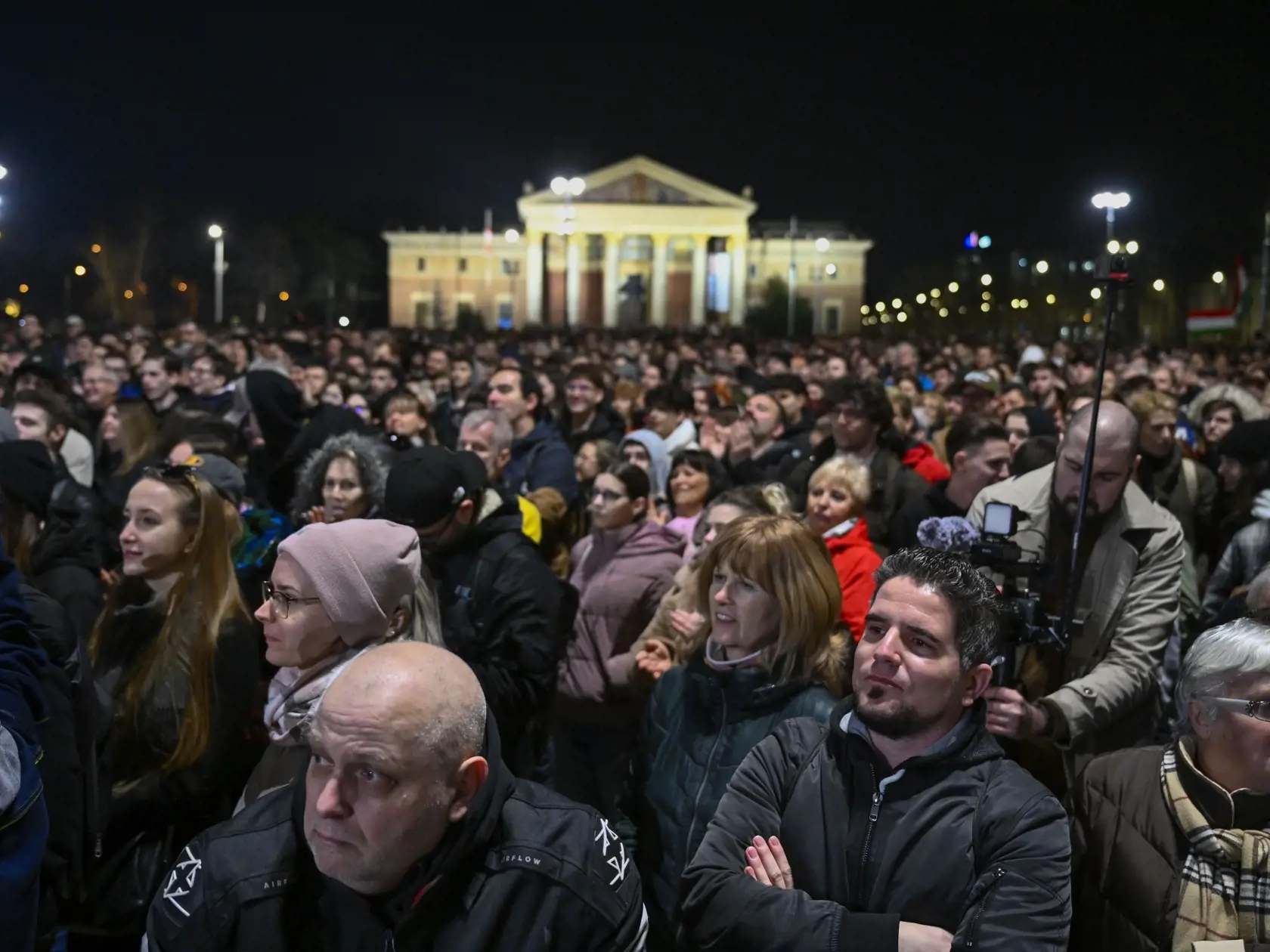 Ľudia protestujú na Námestí hrdinov v Budapešti 16. februára 2024. Tisíce ľudí sa zhromaždili v piatok večer na budapeštianskom Námestí hrdinov na demonštrácii, ktorá je reakciou na prezidentskú amnestiu pre človeka zapleteného do pedofilnej kauzy a na politické súvislosti tohto škandálu. Protest zorganizovali na sociálnych sieťach influenceri, informuje spravodajca TASR v Budapešti. Podľa internetového vydania denníka Népszava sa na námestí zišlo zhruba 20.000 ľudí.