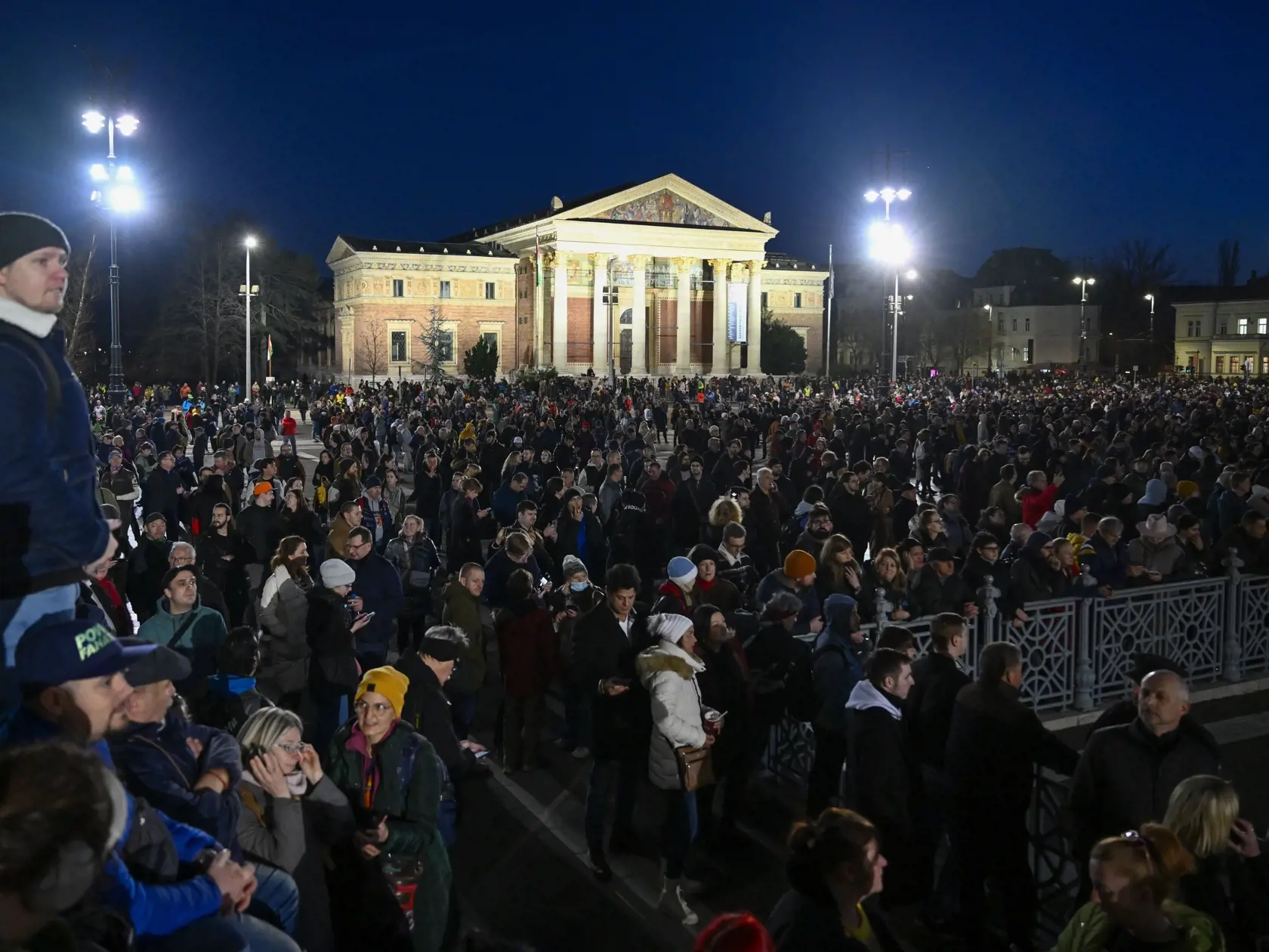 Ľudia protestujú na Námestí hrdinov v Budapešti 16. februára 2024. Tisíce ľudí sa zhromaždili v piatok večer na budapeštianskom Námestí hrdinov na demonštrácii, ktorá je reakciou na prezidentskú amnestiu pre človeka zapleteného do pedofilnej kauzy a na politické súvislosti tohto škandálu. Protest zorganizovali na sociálnych sieťach influenceri, informuje spravodajca TASR v Budapešti. Podľa internetového vydania denníka Népszava sa na námestí zišlo zhruba 20.000 ľudí.