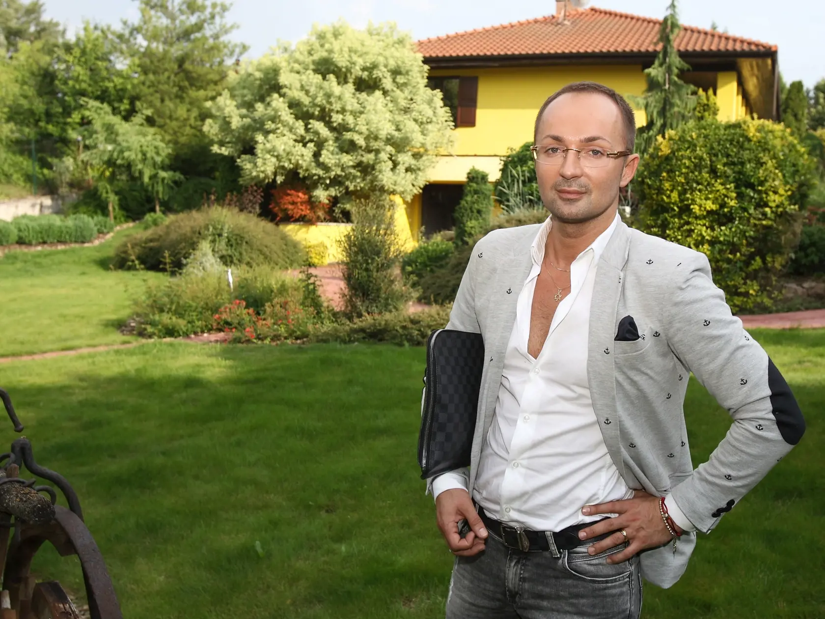František Kabrheľ čelí na nitrianskom súde obžalobe zo zločinu krádeže a porušovania domovej slobody. Je obvinený z toho, že obral poškodeného muža o dom, hotovosť a cennosti.