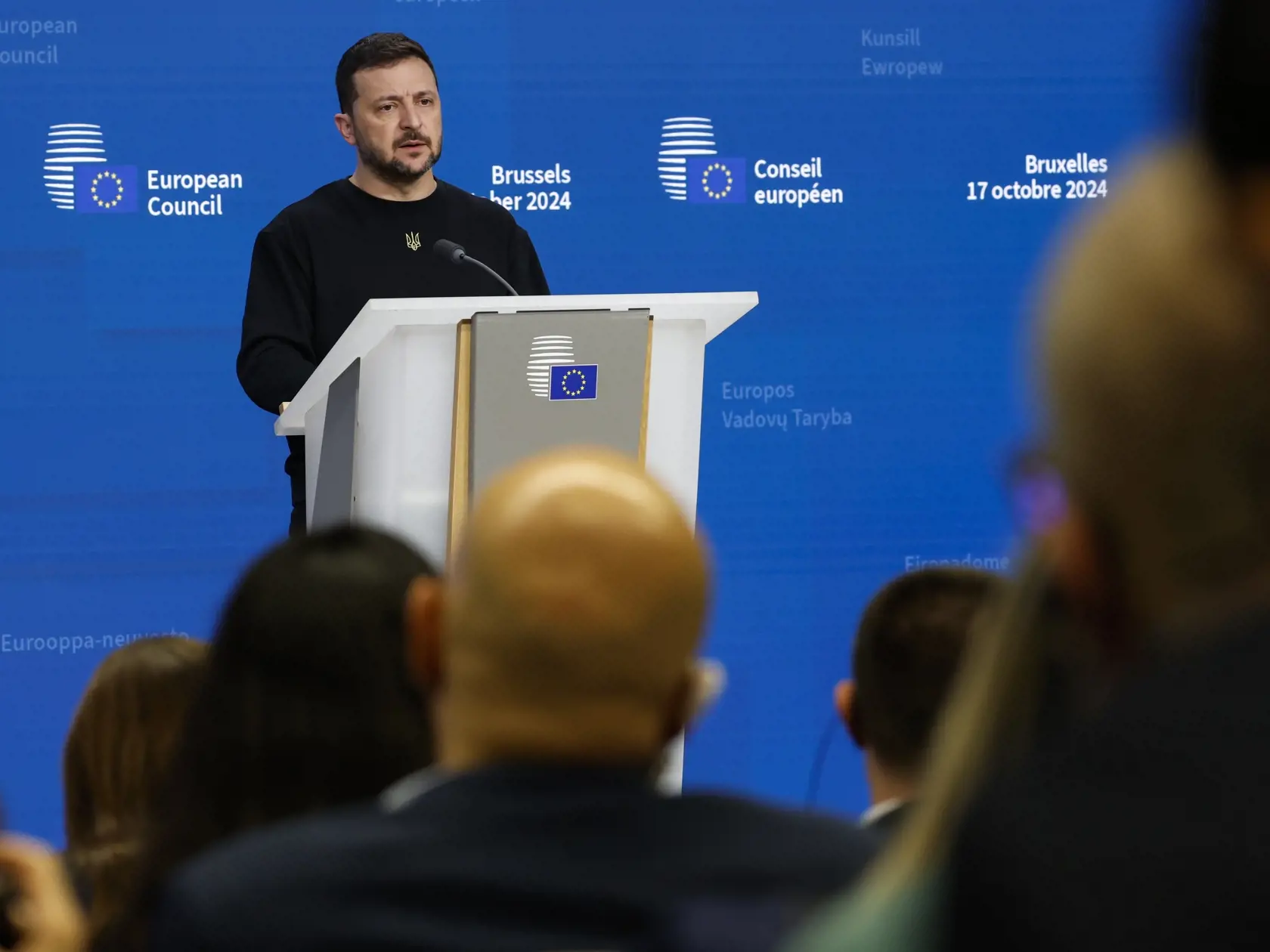 JB 35 Brusel - Ukrajinský prezident Volodymyr Zelenskyj rozpráva počas tlačovej konferencie na summite EÚ v Bruseli 17. októbra 2024. Samit Európskej rady je naplánovaný na štvrtok a piatok (18. 10.). Hlavnými témami sú vojna na Ukrajine, vývoj na Blízkom východe, migrácia, konkurencieschopnosť a klíma. Vo svetle udalostí môžu vedúci predstavitelia EÚ riešiť aj konkrétne otázky zahraničnej politiky vrátane situácie v Gruzínsku, Moldavsku, Venezuele a Sudáne. Lídri EÚ sa budú venovať ďalšej vojenskej podpore pre Kyjev, preskúmajú pokrok v dodávkach systémov protivzdušnej obrany, munície a rakiet. Diskutovať majú aj o využívaní výnosov zo zmrazených ruských aktív v prospech Ukrajiny a o tom, ako posilniť ukrajinský energetický sektor a jeho kritickú infraštruktúru pred blížiacou sa zimou.
Rokovať budú aj o najnovšom vývoji na Blízkom východe, najmä o kritickej eskalácii násilia v regióne. Budú hľadať spôsoby, ako dosiahnuť okamžité prímerie pozdĺž libanonsko-izraelskej hranice a v Pásme Gazy či prepustenie všetkých rukojemníkov. FOTO TASR/AP 

Ukraine's President Volodymyr Zelenskyy talks to journalists during a press conference at an EU summit in Brussels, Thursday, Oct. 17, 2024. (AP Photo/Geert Vanden Wijngaert)