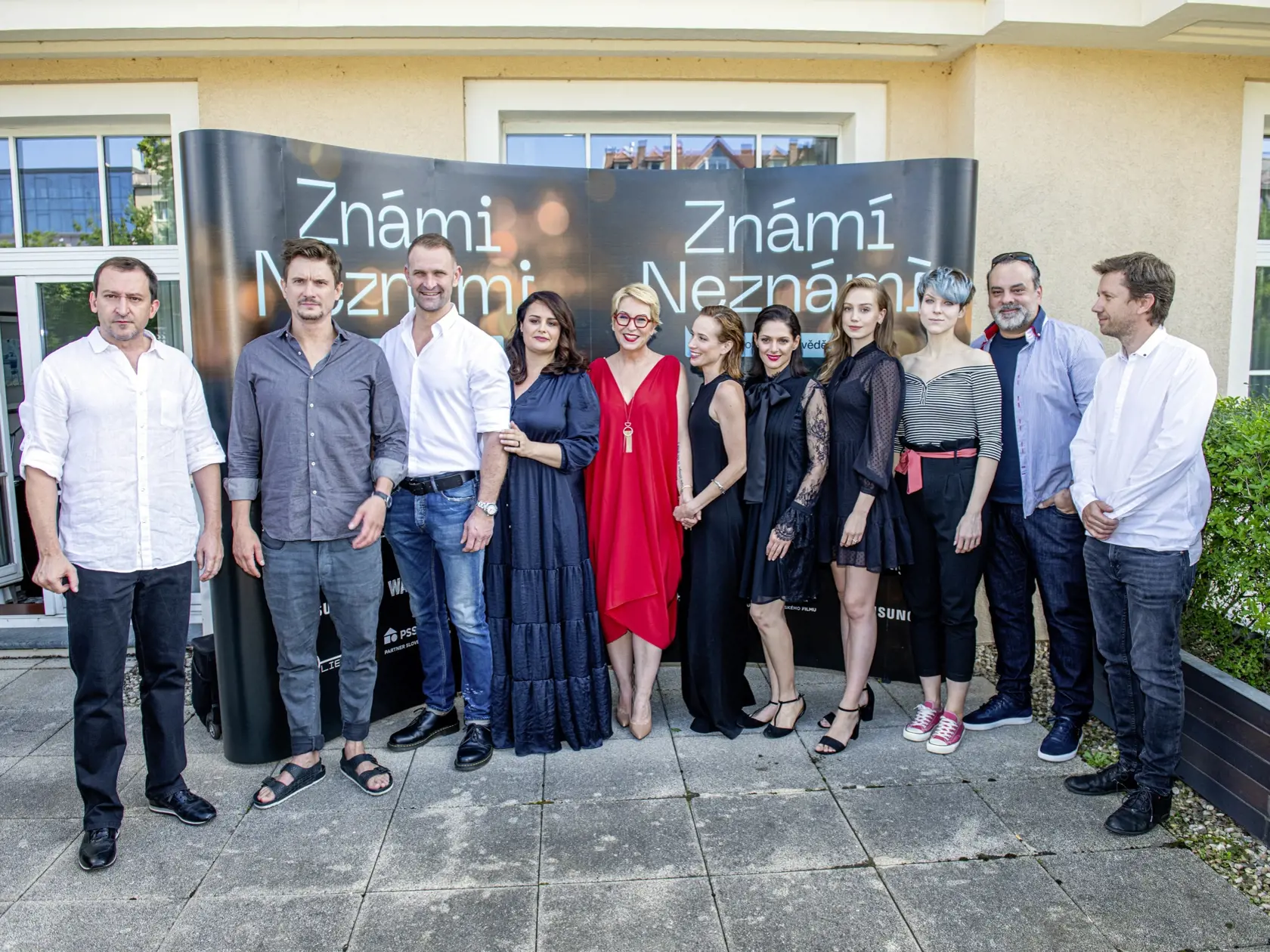 Napriek pandémii sa Wande so slovensko-českými hviezdami podarilo nakrútiť film Známi neznámi.