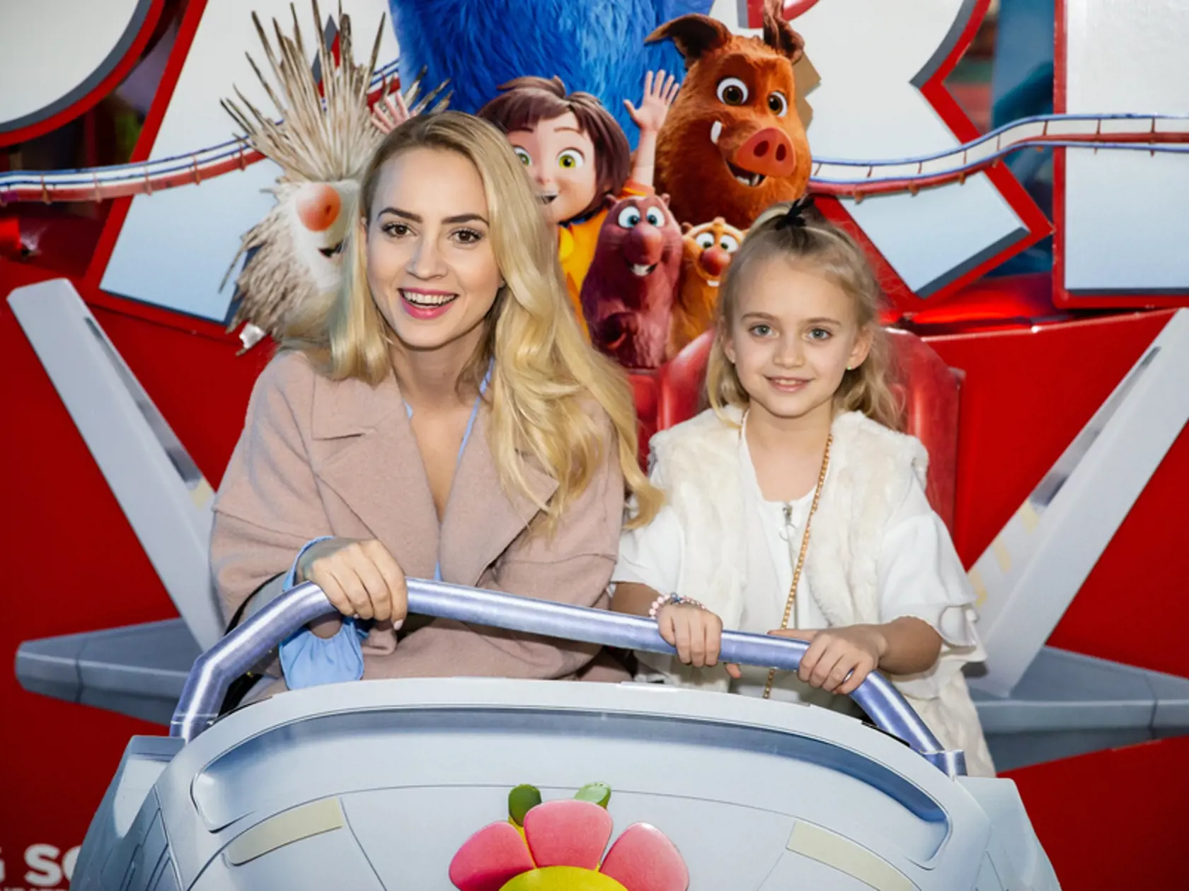 Premiéra kreslenej komédie "Čarovný park" v jednom z bratislavských kínosál. Na snímke Barbora Krajčírová s dcérou.