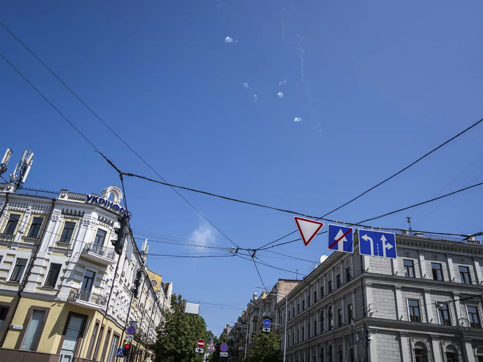 Na snímke biely dym na oblohe po raketovom útoku ruskej armády v Kyjeve v pondelok 29. mája 2023.