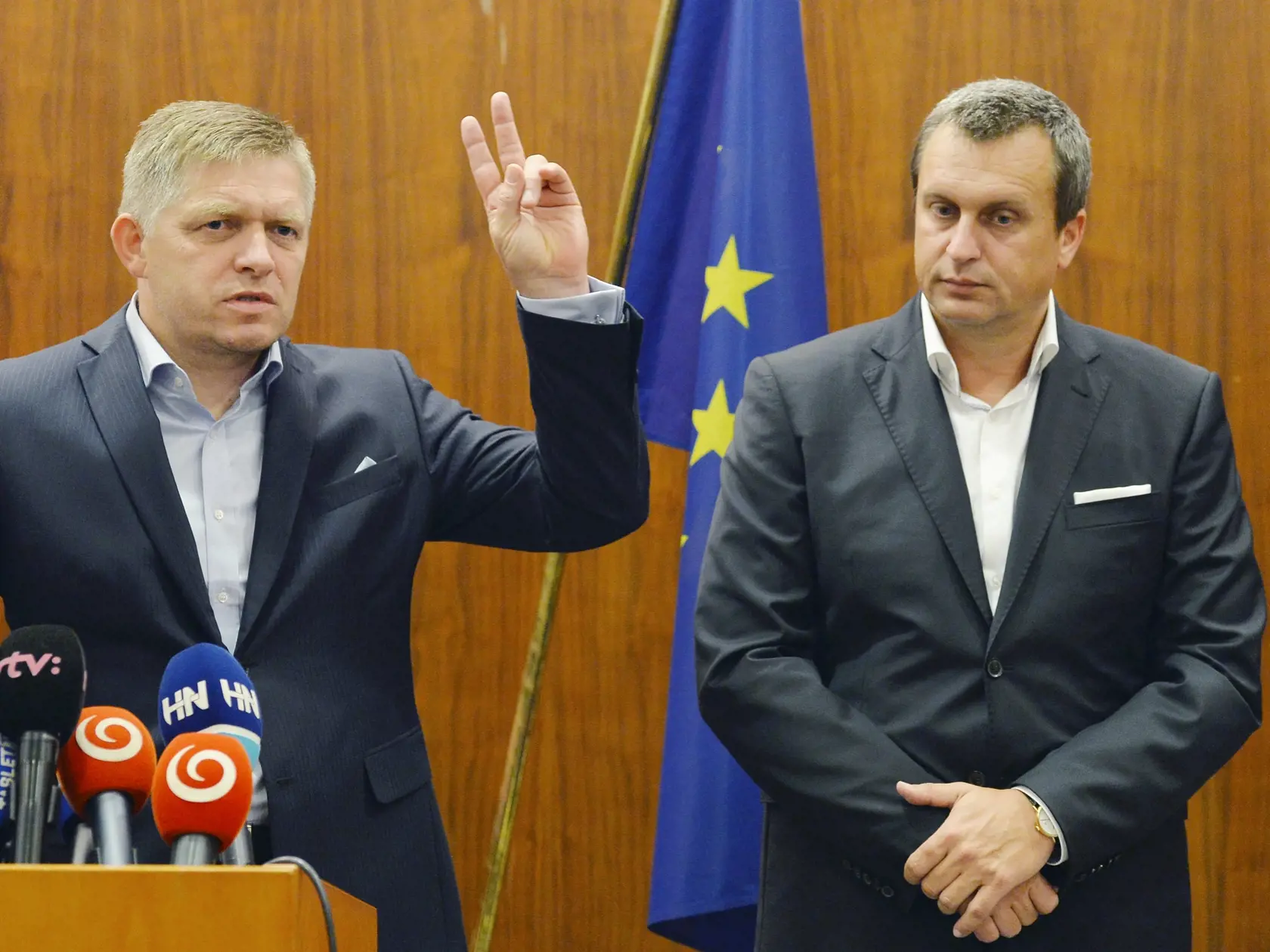 Na snímke predseda vlády SR a predseda SMER-SD Robert Fico (vľavo) a predseda SNS Andrej Danko počas tlačovej konferencie po skončení koaličnej rady 25. augusta 2017 v Bratislave. FOTO TASR - Michal Svítok