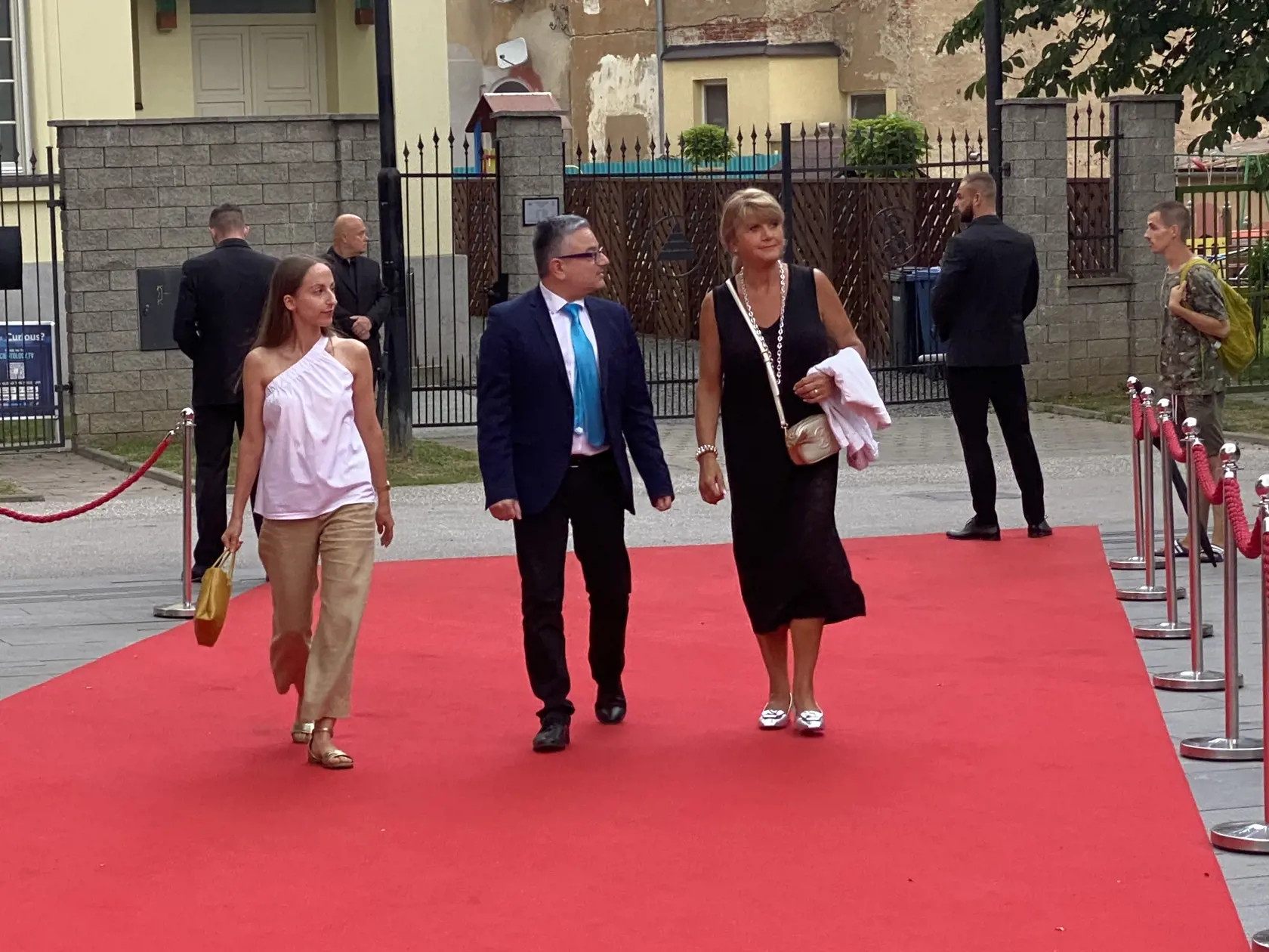 Príchod hostí na záverečný ceremoniál 30. ročníka medzinárodného festivalu Art Film Košice, na ktorom odovzdali ceny držiteľom honorárnych ocenení - Sergejovi Loznicovi, Antónii Liškovej a Marošovi Kramárovi a vyhlásili víťazov jednotlivých súťaží.