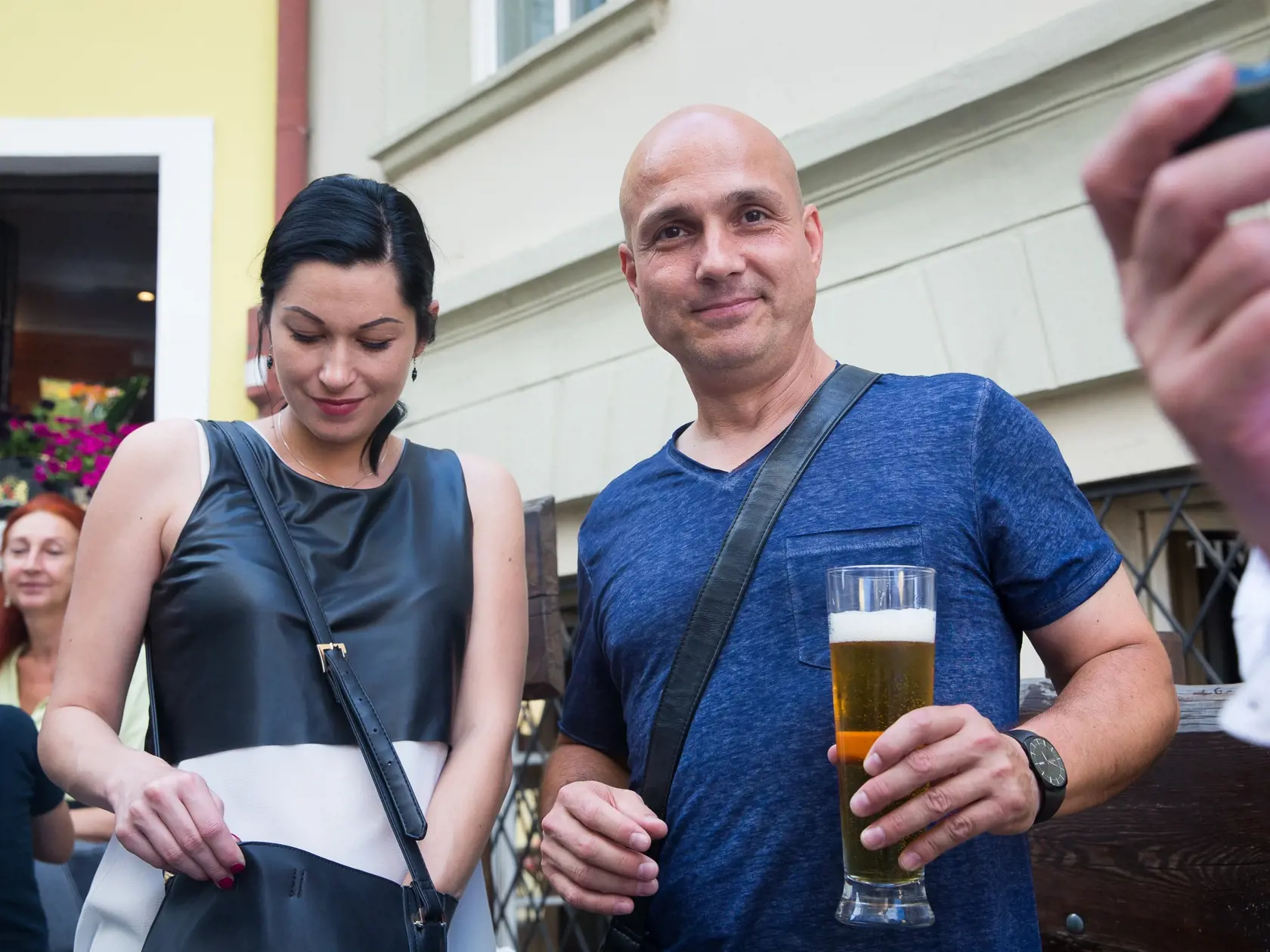 Vernisáž obrazov v galérii Andyho Hryca, na ktorej sa zúčastnil aj čerstvo z väzby prepustený herec Dušan Cinkota s manželkou.