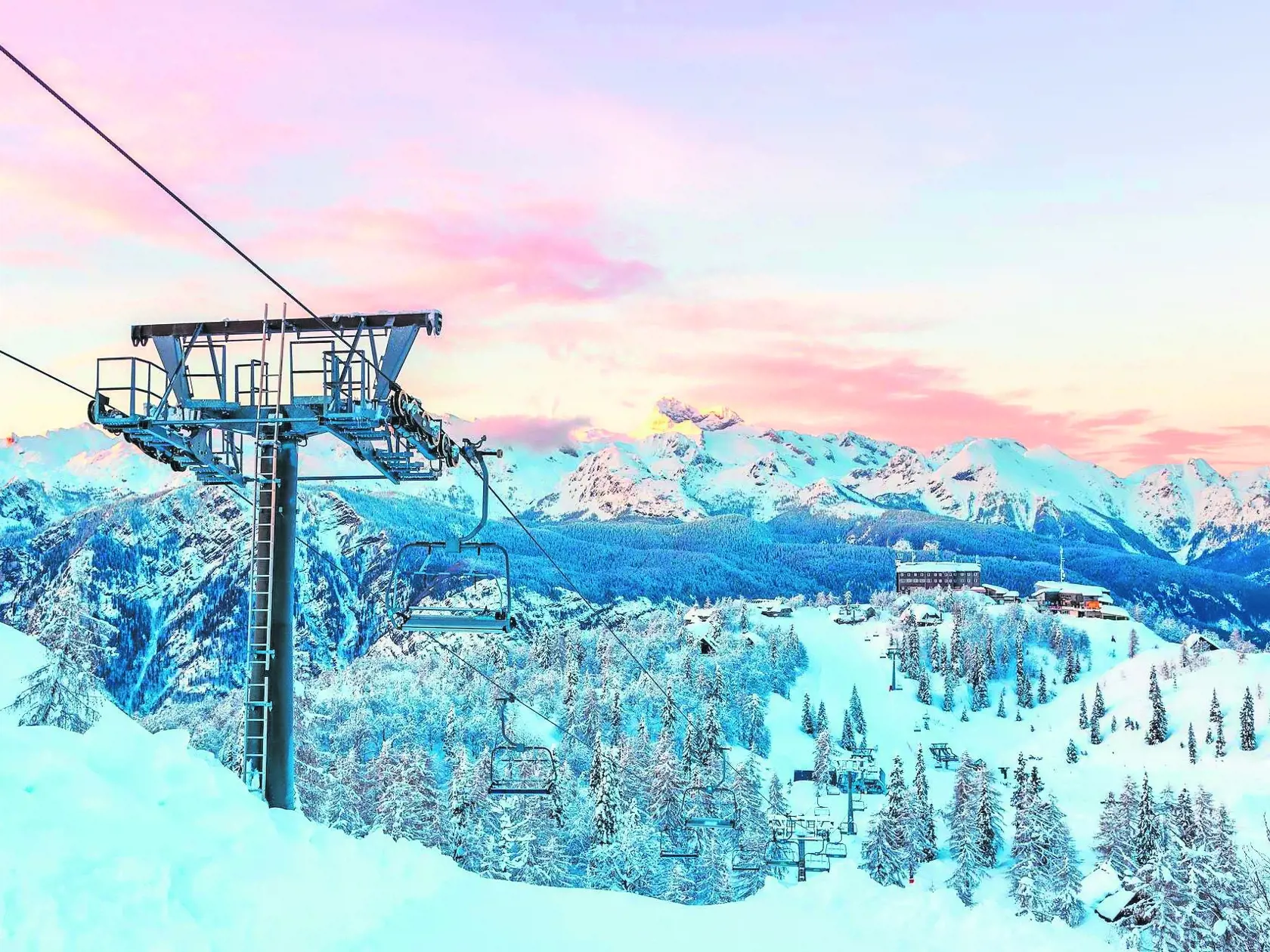 Vogel v Slovinsku: Priemerná cena denného skipasu: 35 €, dĺžka zjazdoviek: 16 km, Apres ski: Pivo 2,50 €.