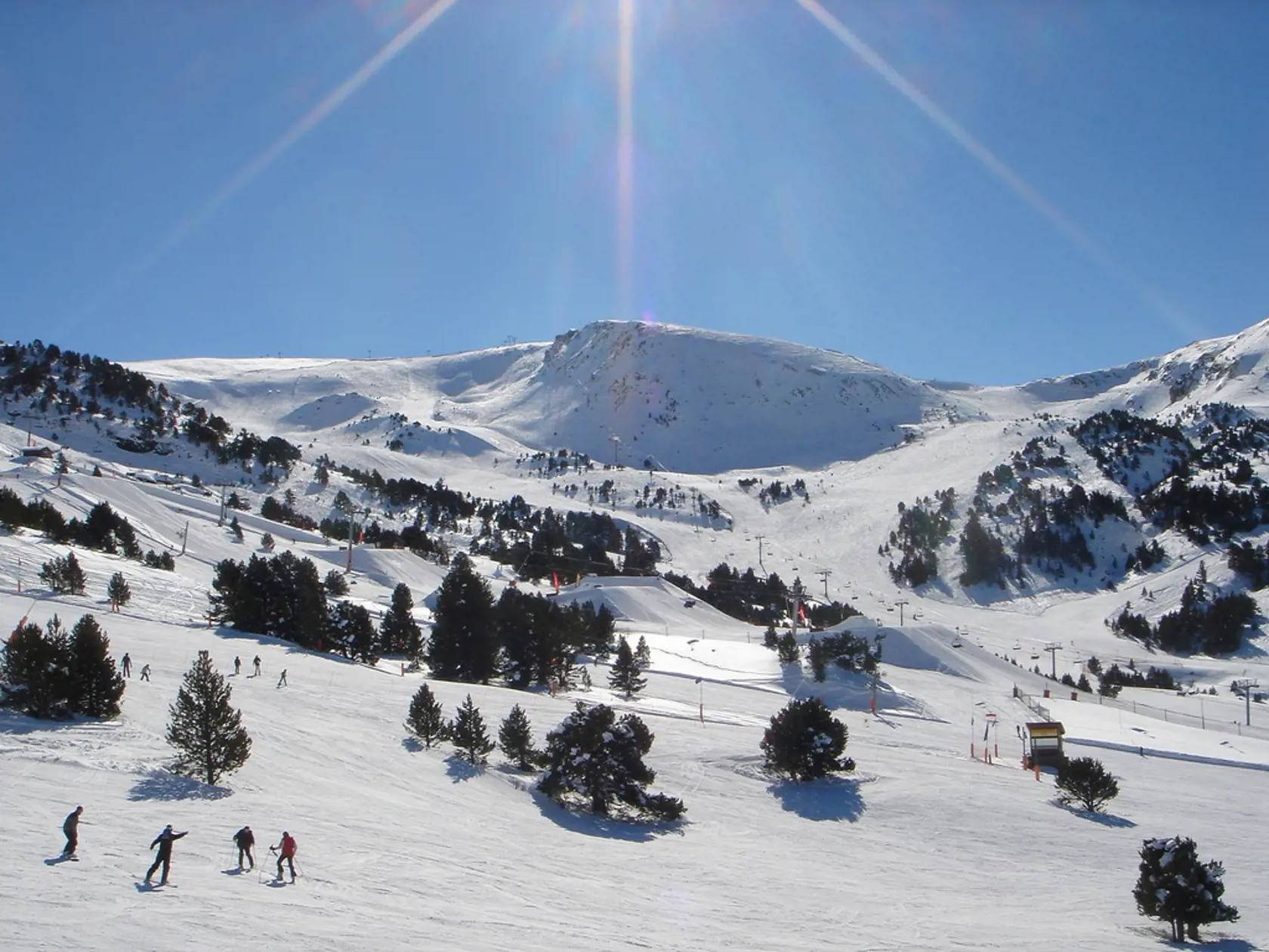 Grandvalira v Andorre: Priemerná cena denného skipasu: 58 €, dĺžka zjazdoviek: 210 km, Apres ski: Pivo 2 €.