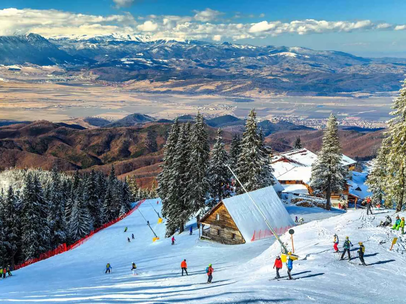 Poiana Brasov je najobľúbenejšie lyžiarske stredisko v Rumunsku. V preklade znamená „slnečná paseka“. Je obklopené hustými ihličnatými lesmi a vysokými štítmi.