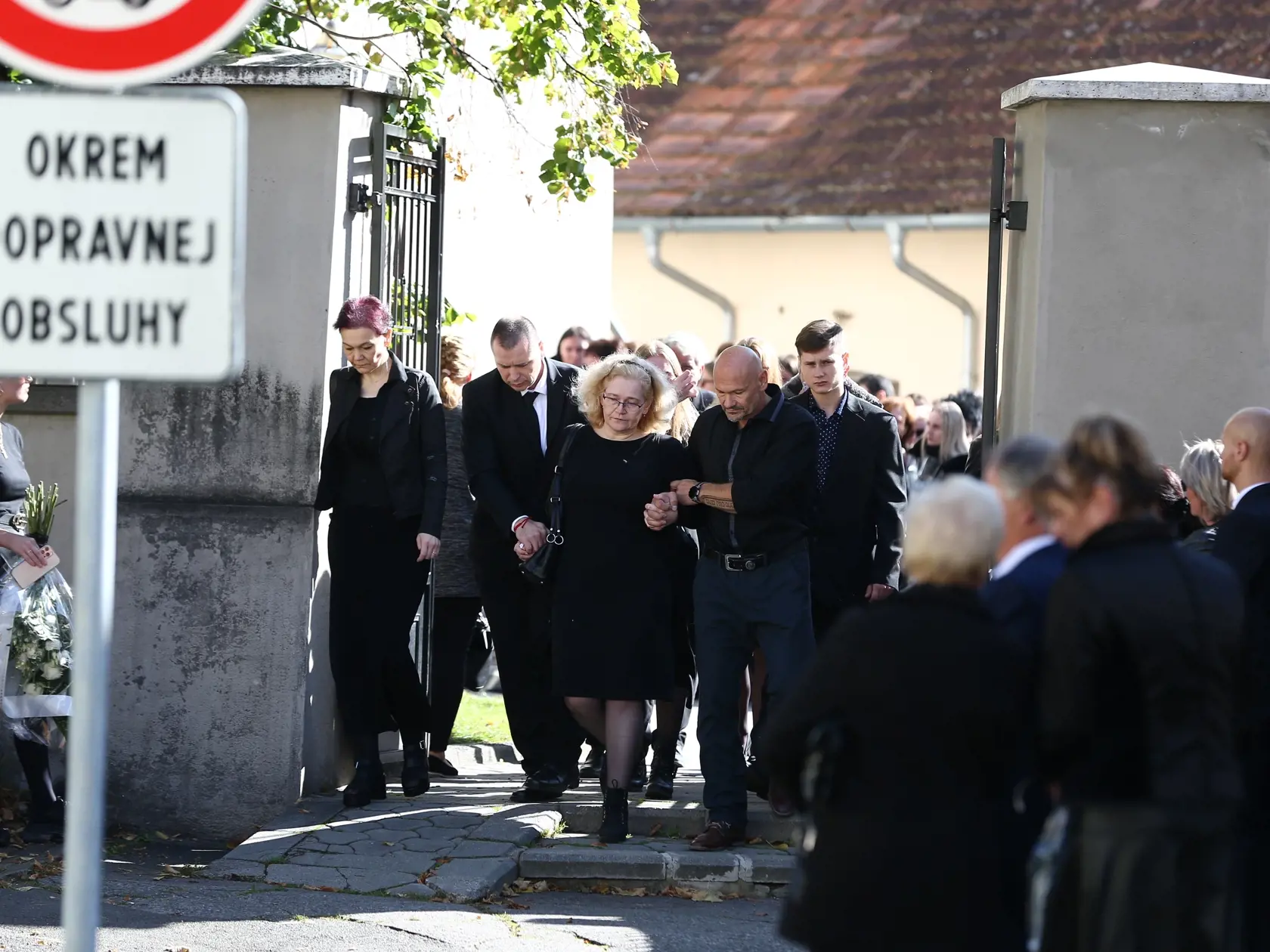 Posledná rozlúčka s nadanou študentkou Broňou. V sobotu (8.10.) sa rozlúčili rodiny Mareka a Brone so svojími milovanými deťmi, vnúčatami, a súrodencami. Ich mladé životy vyhasli vinou opitého vodiča.