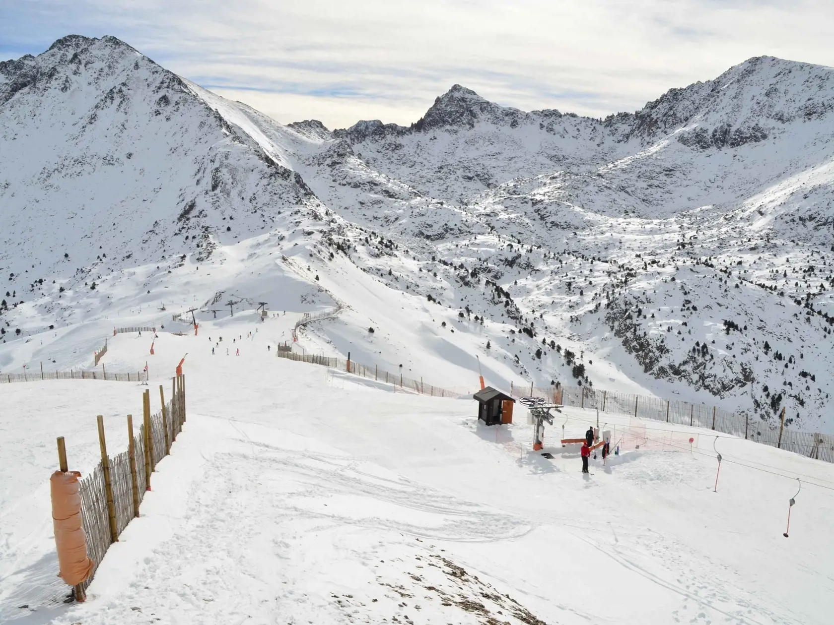 Grandvalira je na území maličkej Andorry, ktorá sa nachádza medzi Španielskom a Francúzskom. A hoci má rozlohu o polovicu menšiu ako Berlín, sú tu až tri lyžiarske strediská. Grandvalira je najväčšie.