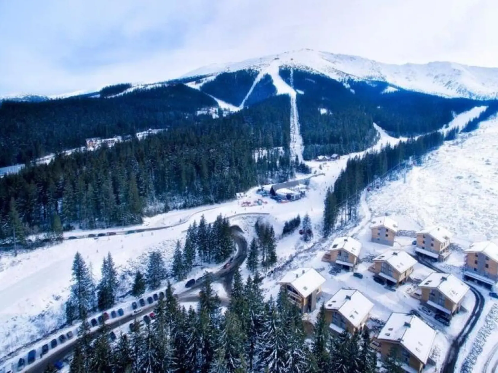 V Jasnej si prídu na svoje nielen milovníci zjazdového lyžovania. Môžete si tu vyskúšať Fresh Track, Freeride, skialp - aj večerný. Je tu aj snowpark a funzóna.