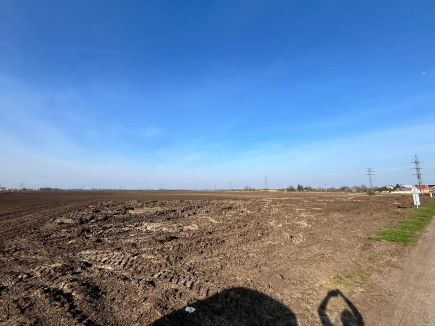 Ľudia poukazujú aj na to, že v Maďarsku, kde takáto baterkáreň už stojí, sa výrazne poškodilo životné prostredie.