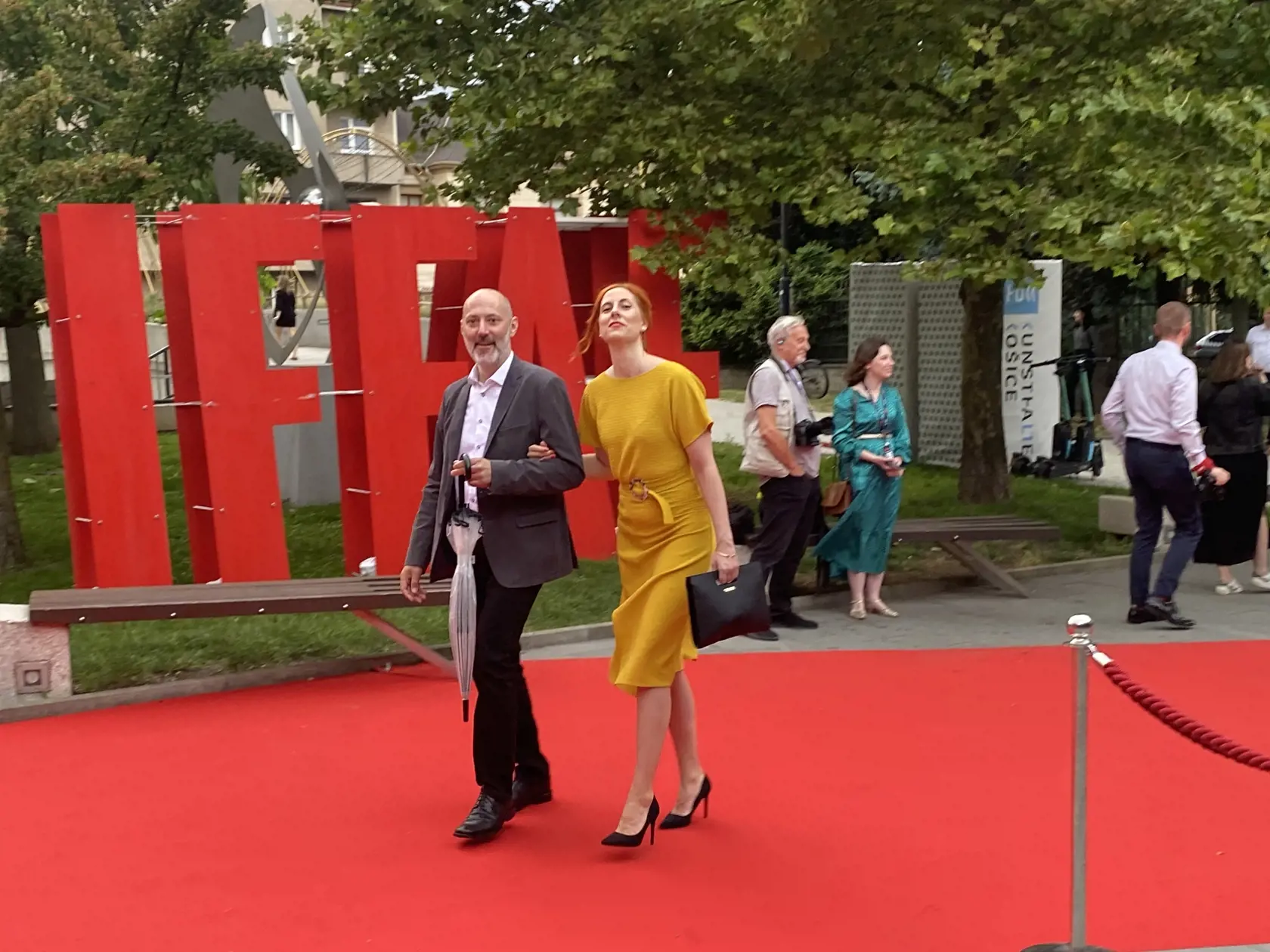 Príchod hostí na záverečný ceremoniál 30. ročníka medzinárodného festivalu Art Film Košice, na ktorom odovzdali ceny držiteľom honorárnych ocenení - Sergejovi Loznicovi, Antónii Liškovej a Marošovi Kramárovi a vyhlásili víťazov jednotlivých súťaží.