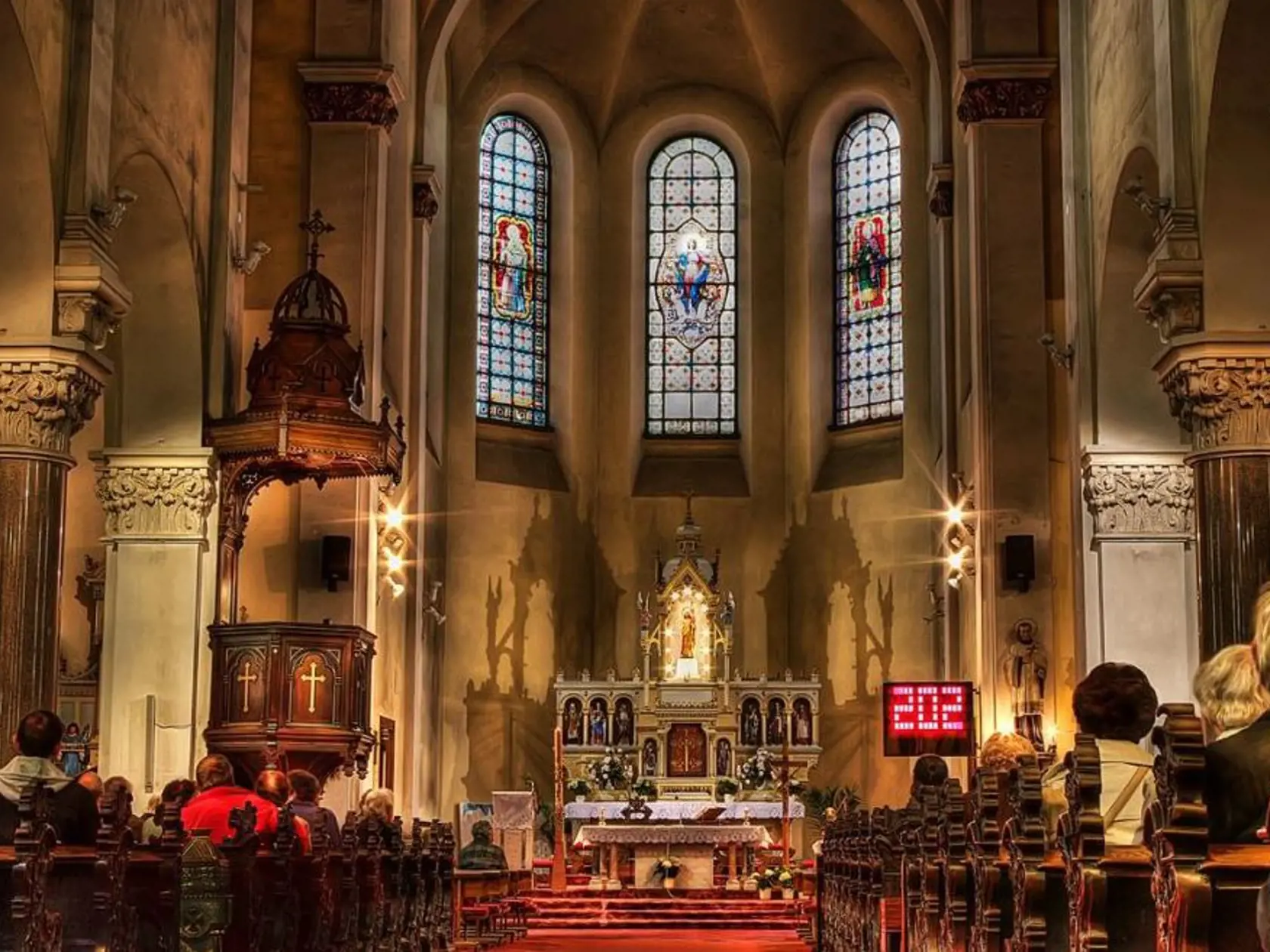 Na mieste staršieho barokového kostola postavili trojloďový bazilikálny kostol s  hranolovou vežou. Slávnostná vysviacka za asistencie kardinála primáša Uhorska Dr. Jána Šimora bola v roku 1888.