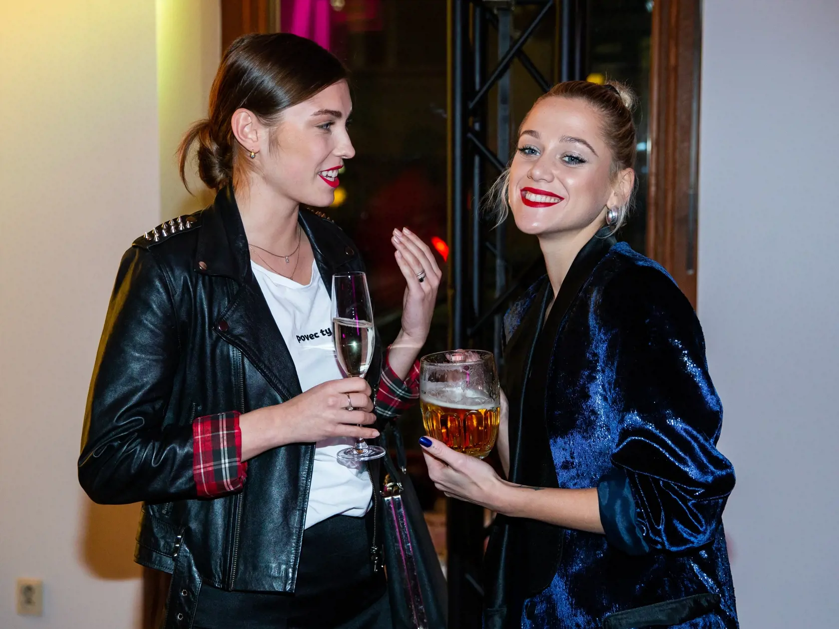 Krst videoklipu Emmy Drobnej v jednom z bratislavských podnikov. Na snímke Barbora Bakošová a Emma Drobná.