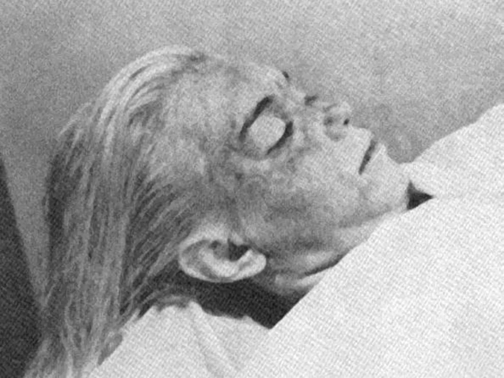 Marylin zomrela 5.augusta 1962. Príčina jej smrti nie je do dnešného dňa úplne zrejmá. Najšťastejšie sa však jedná o verziu, ktorá uvádza, že blonďavá hviezda spáchala samovraždu predávkovaním liekmi na spanie. Dôvodom mali byť psychické problémy, ktoré mala po svojej matke. Údajne mala počuť aj neznáme hlasy v hlave.