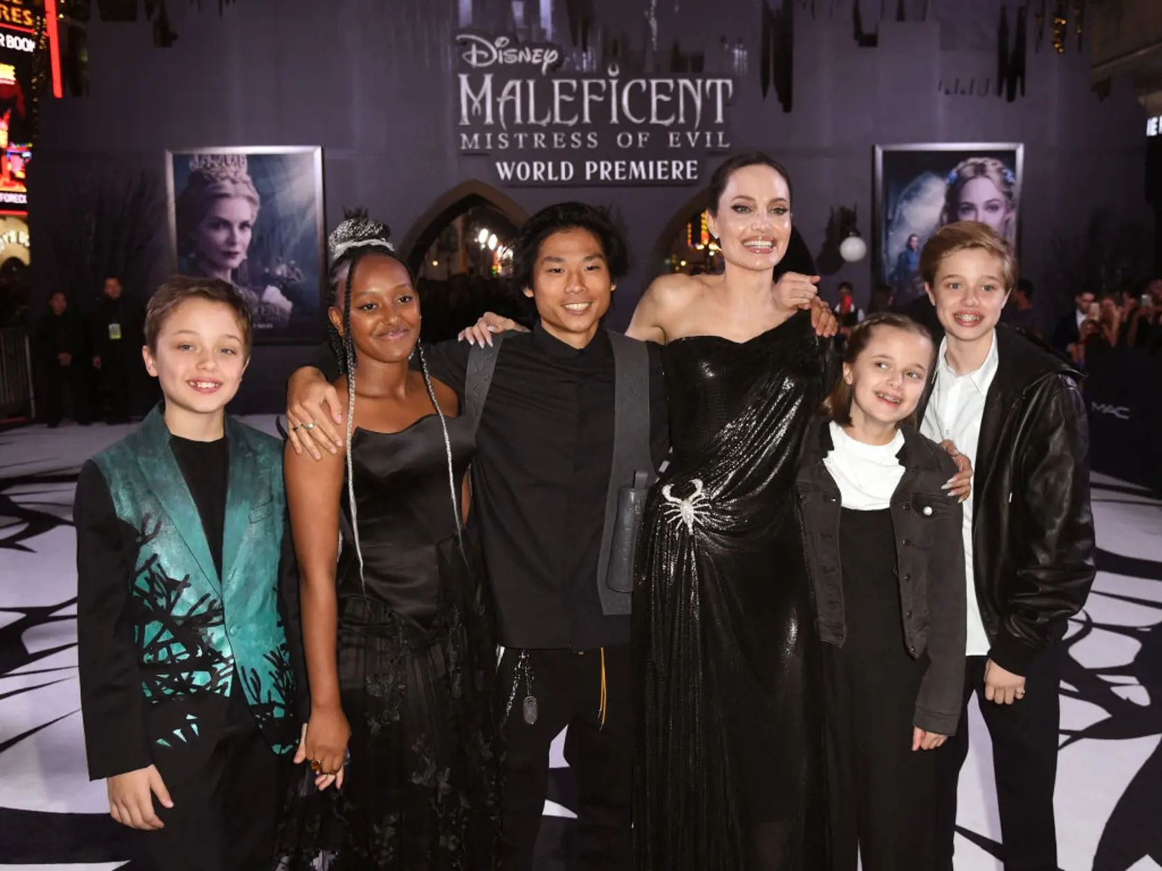 Angelina Jolie s deťmi, zľava, Knox, Zahara, Pax, Vivienne a Shiloh.