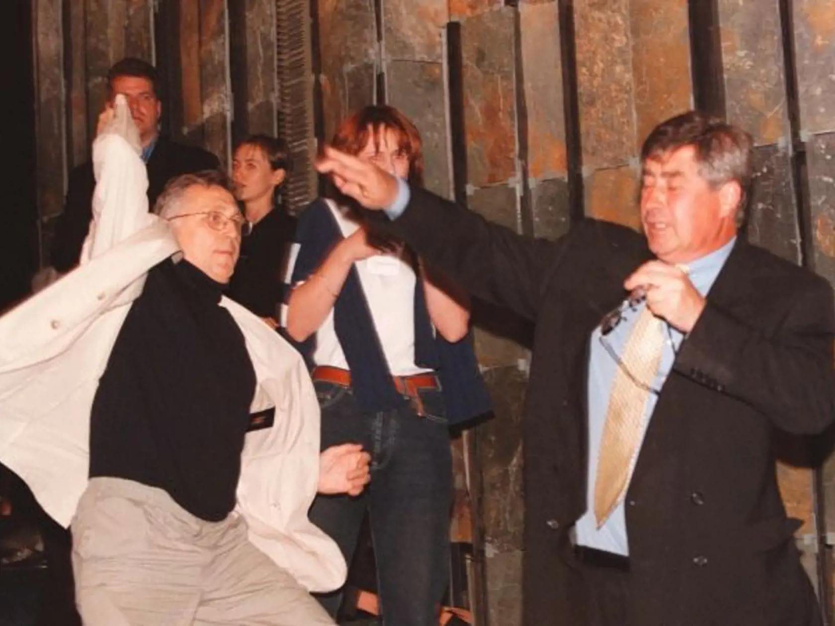 Menzel ešte v roku 1998 zobral na festivale vo Varoch prútik do ruky a verejne ním vymlátil producenta Jiřího Sirotka. Chcel tým vyjadriť nesúhlas so sporom, ktorý medzi nimi bol.