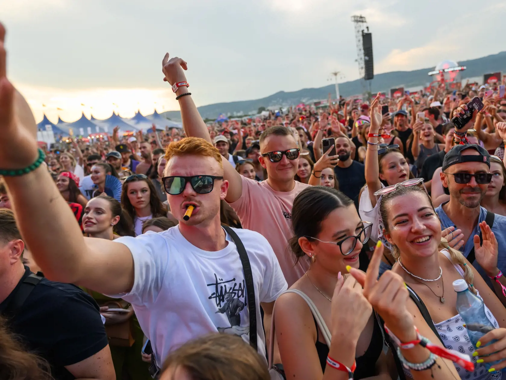 Lovestream festival, najväčšie hudobné podujatie tohto leta, sa začína v piatok popoludní v Bratislave. Na letisku v bratislavských Vajnoroch sa počas troch dní od 16. do 18. augusta predstavia viaceré osobnosti európskej a svetovej hudobnej scény. Brány festivalu sa pre všetkých fanúšikov otvorili v piatok 16. augusta o 12.00 h a zatvoria sa v pondelok 19. augusta o 12.00 h. Na snímke ľudia sa bavia počas prvého dňa 3. ročníka Lovestream festivalu na Starom Vajnorskom letisku v Bratislave.