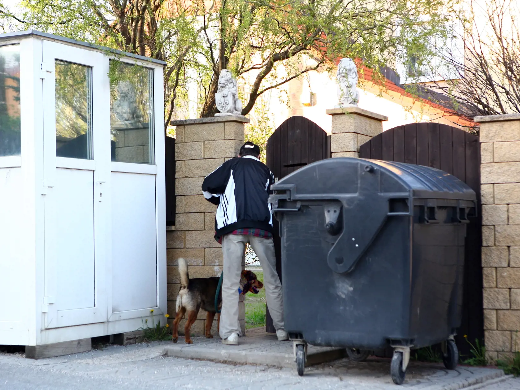 Vila na Pereši v časoch, keď pred ňou stále búdka pre strážnikov.