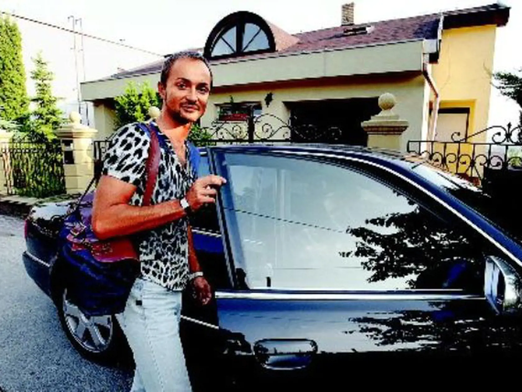 František Kabrheľ alias Versače bol jednoznačne najkontroverznejšou figúrkou, ktorá sa objavila v šou Mojsejovci. Od prvého momentu, čo sa v relácii objavil doslova vyčnieval z radu, čo pochopiteľne zaujalo niekdajších manželov Mojsejovcov. Ak sa vám zdalo jeho účinkovanie v reality šou vtipné, tak tá pravá komédia sa ešte len začala neskôr.