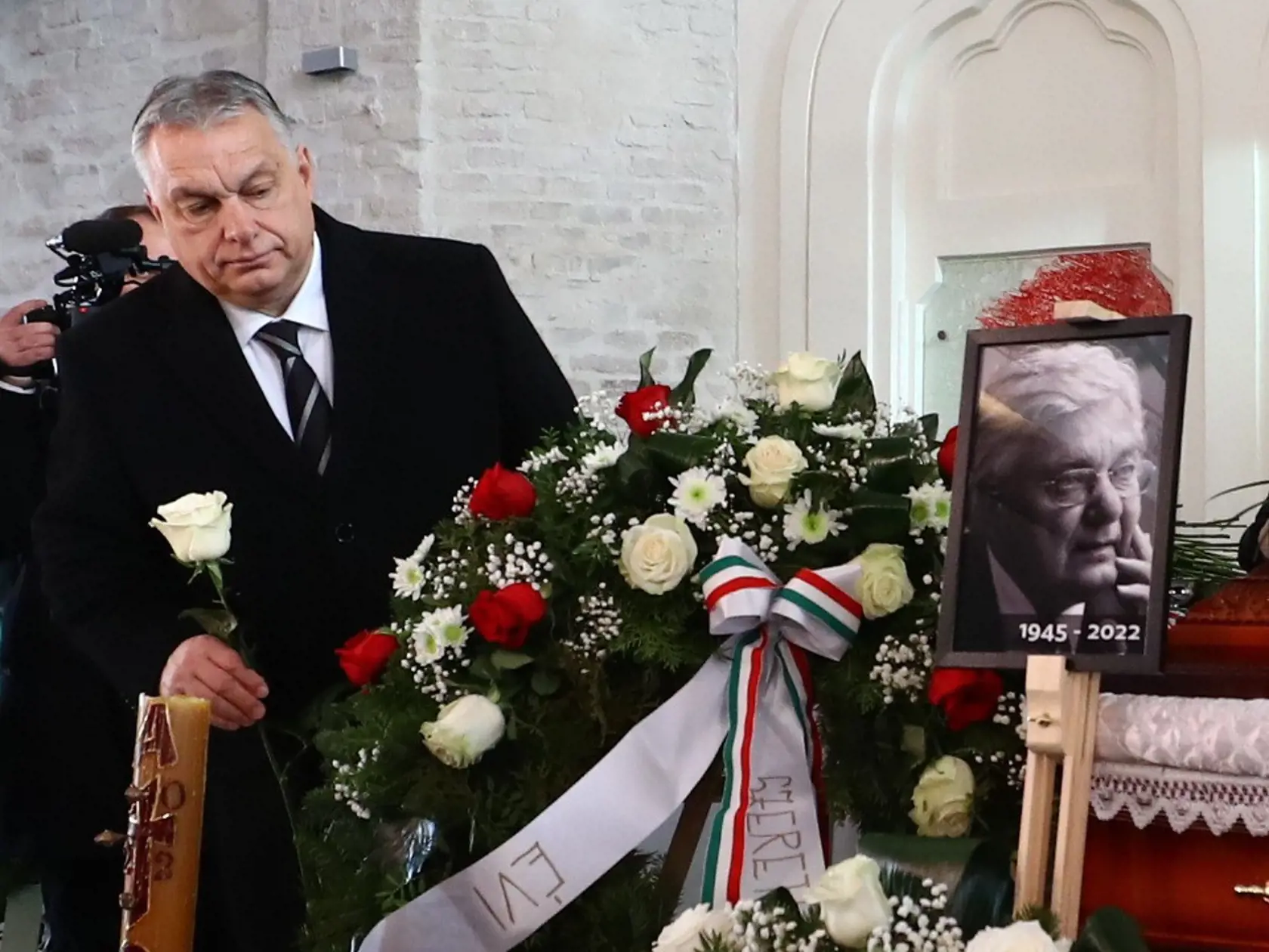 V utorok sa konal pohreb politika Miklósa Duraya v Lučenci . Na ekumenickom obrade v tamojšej synagóge bol prítomný aj maďarský premiér Viktor Orbán, ktorý prišiel v sprievode svojej manželky.