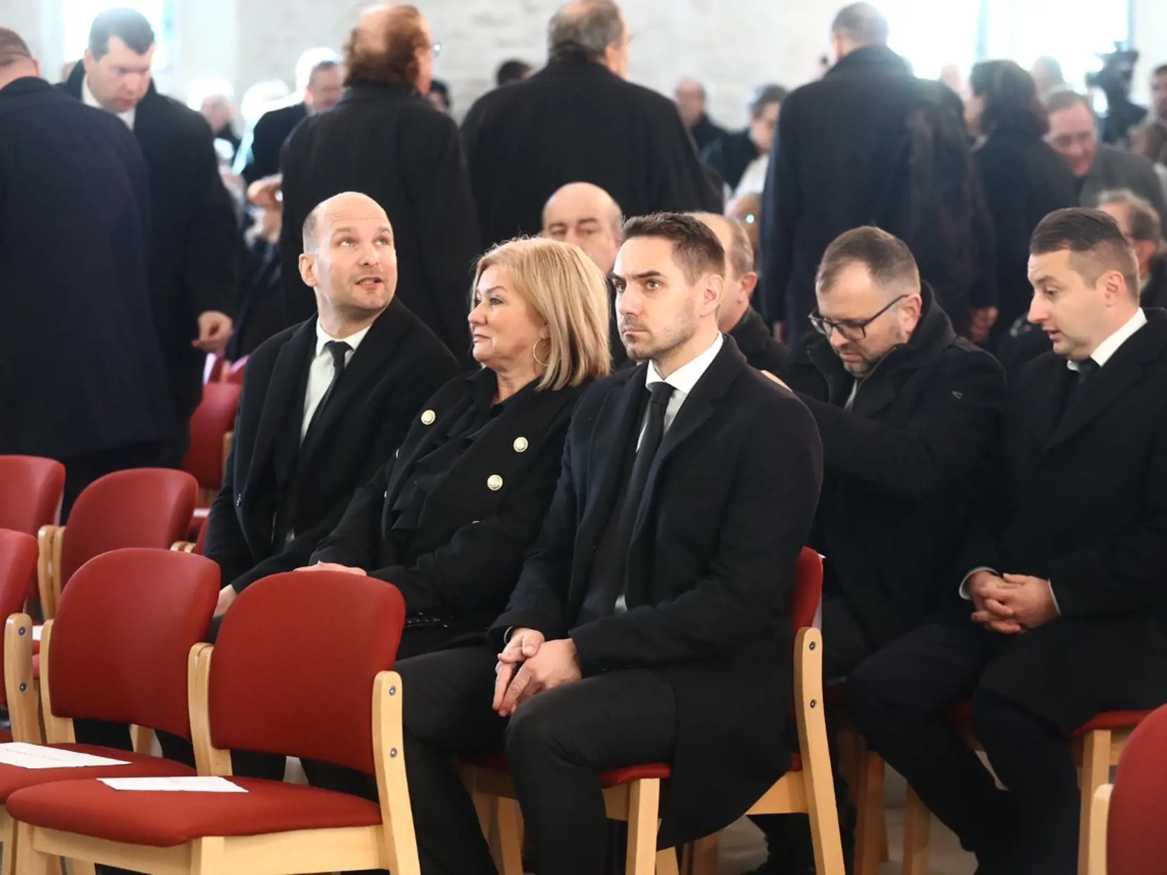 V utorok sa konal pohreb politika Miklósa Duraya v Lučenci . Na ekumenickom obrade v tamojšej synagóge boli prítomní aj poslanci OĽANO Gábor Grendel a György Gyimesi.