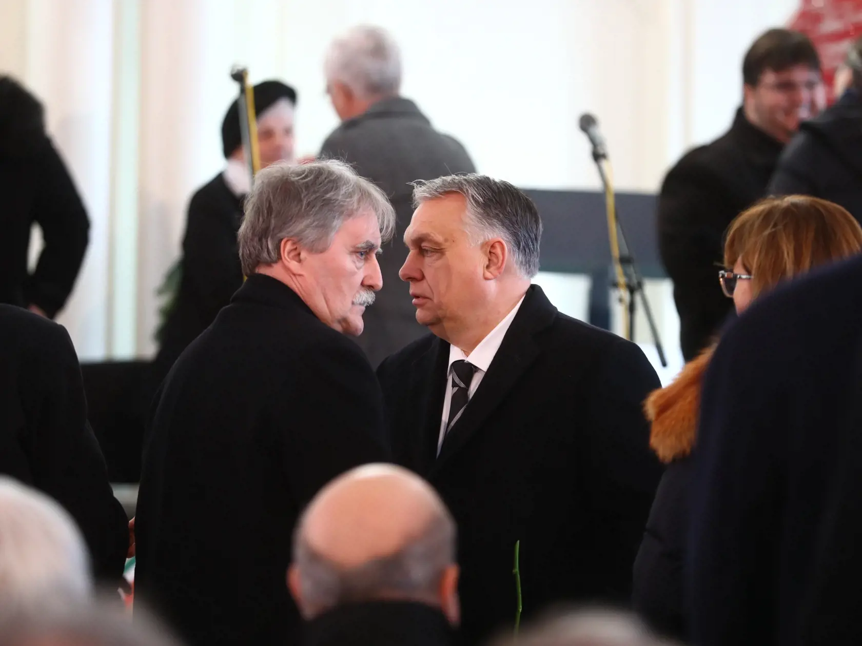 Pohreb politika Miklósa Duraya sa konal v synagóge Lučenci. Prišlo viacero delegácií z Maďarska vrátane maďarského premiéra Viktora Orbána. Na snímke Viktor Orbán a Gyula Bárdos.