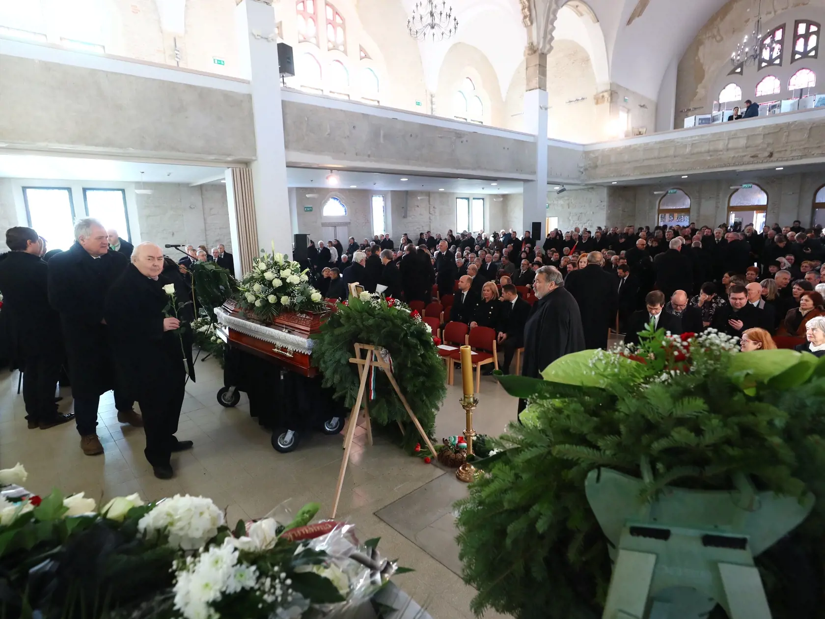 Pohreb politika Miklósa Durayho sa konal v synagóge Lučenci. Prišlo viacero delegácií z Maďarska vrátane maďarského premiéra Viktora Orbána.