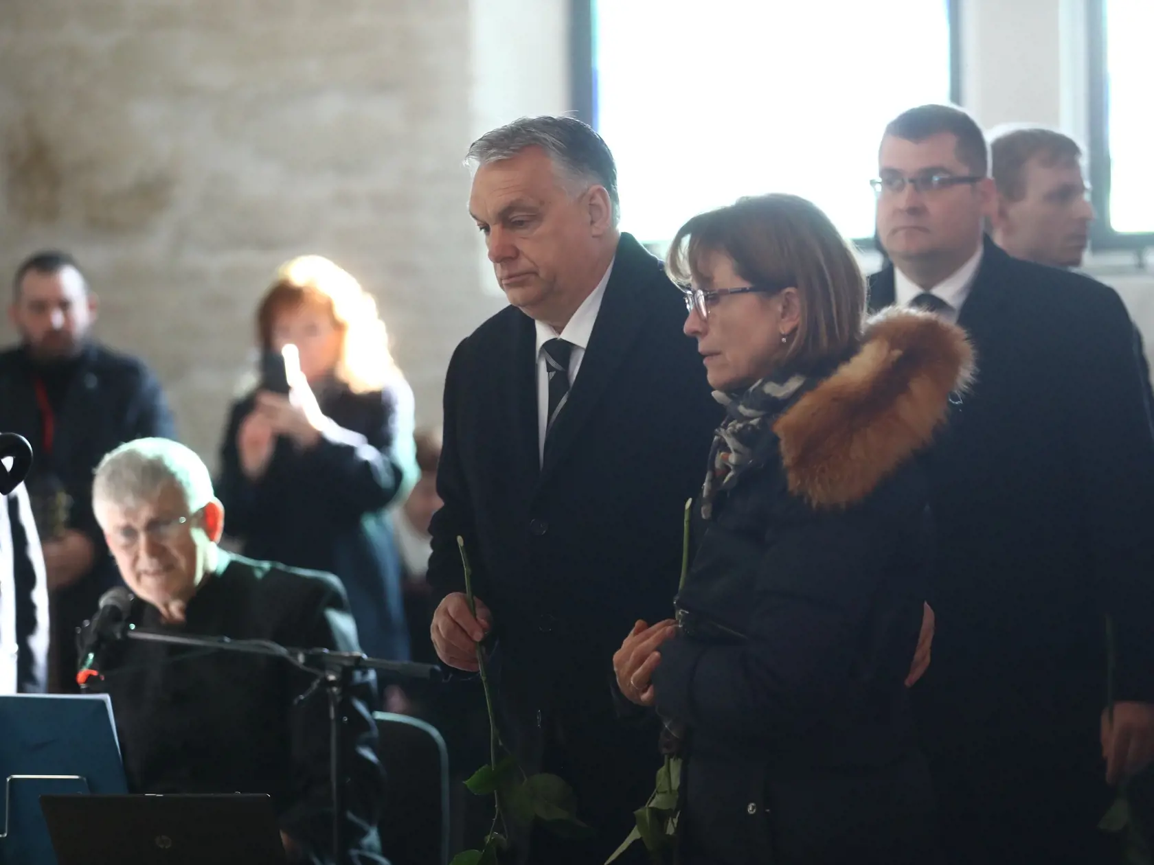 Pohreb politika Miklósa Duraya  sa konal v synagóge Lučenci. Prišlo viacero delegácií z Maďarska vrátane maďarského premiéra Viktora Orbána.