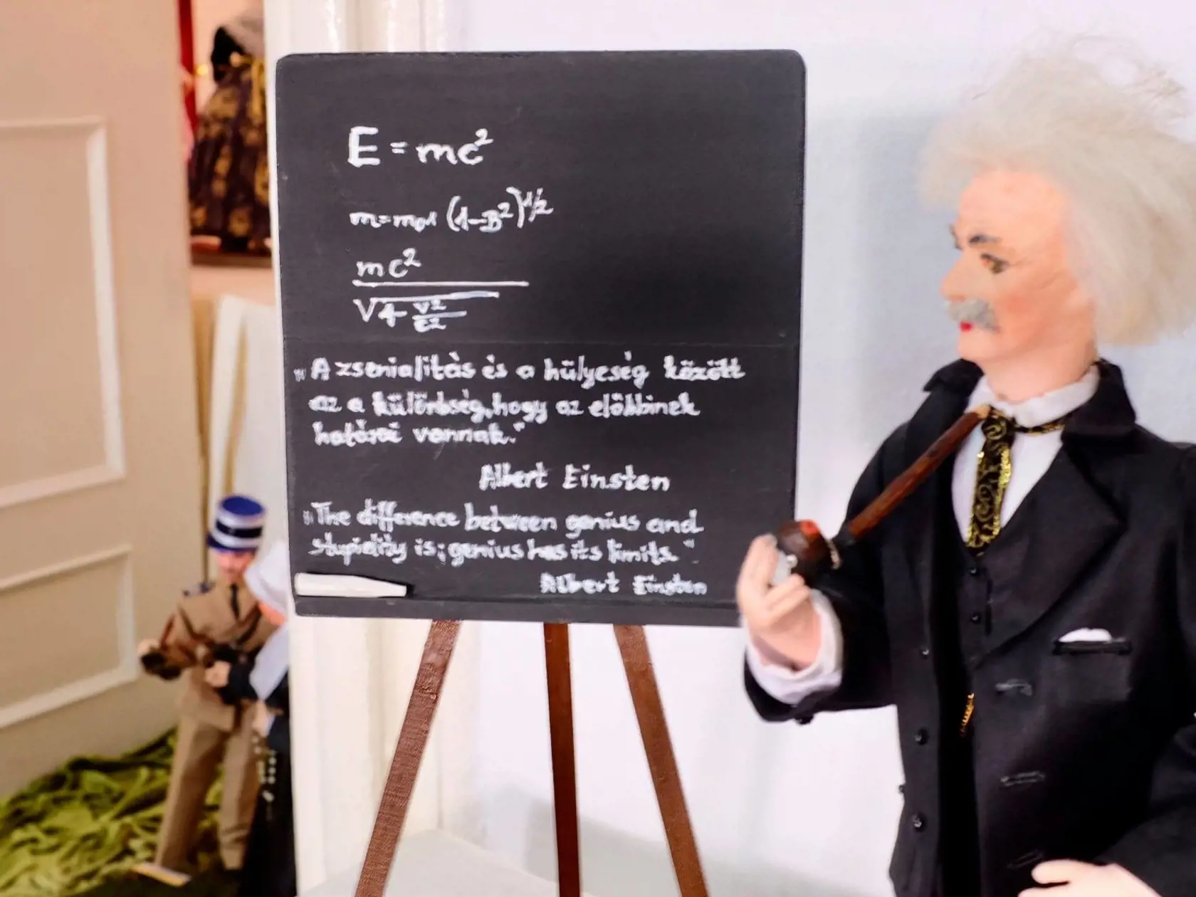 Rózsa Guba si občas zavtipkuje a k bábikám pridá aj postavičky, ktoré sa celosvetovo vyznamenali niečim mimoriadnym. Na zábere je svetoznámy fyzik Albert Einstein.