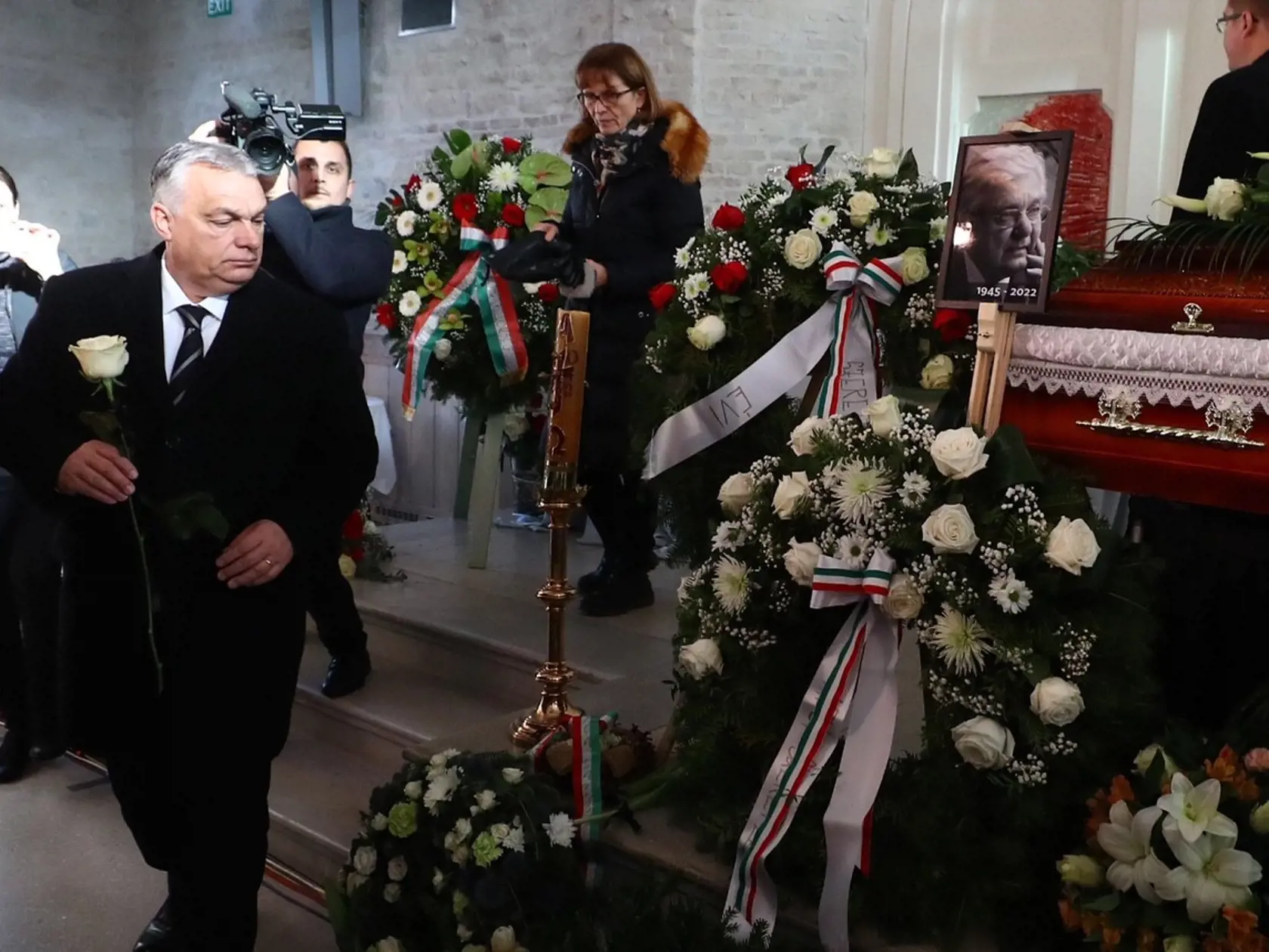 V utorok sa konal pohreb politika Miklósa Durayho v Lučenci . Na ekumenickom obrade v tamojšej synagóge bol prítomný aj maďarský premiér Viktor Orbán, ktorý prišiel v sprievode svojej manželky.