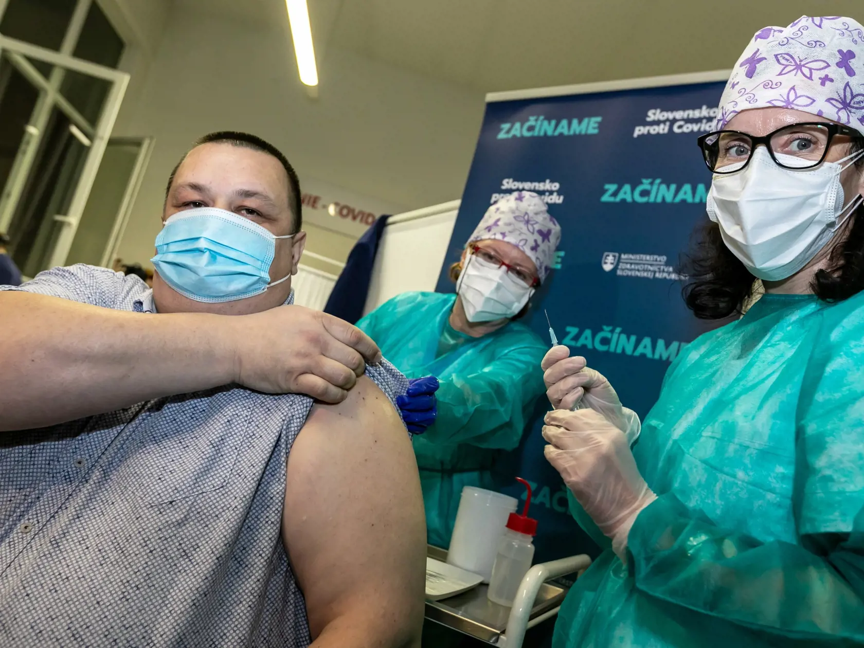 Na snímke očkovanie proti vírusu Covid-19 vo Fakultnej nemocnici v Nitre - Ján Mikas