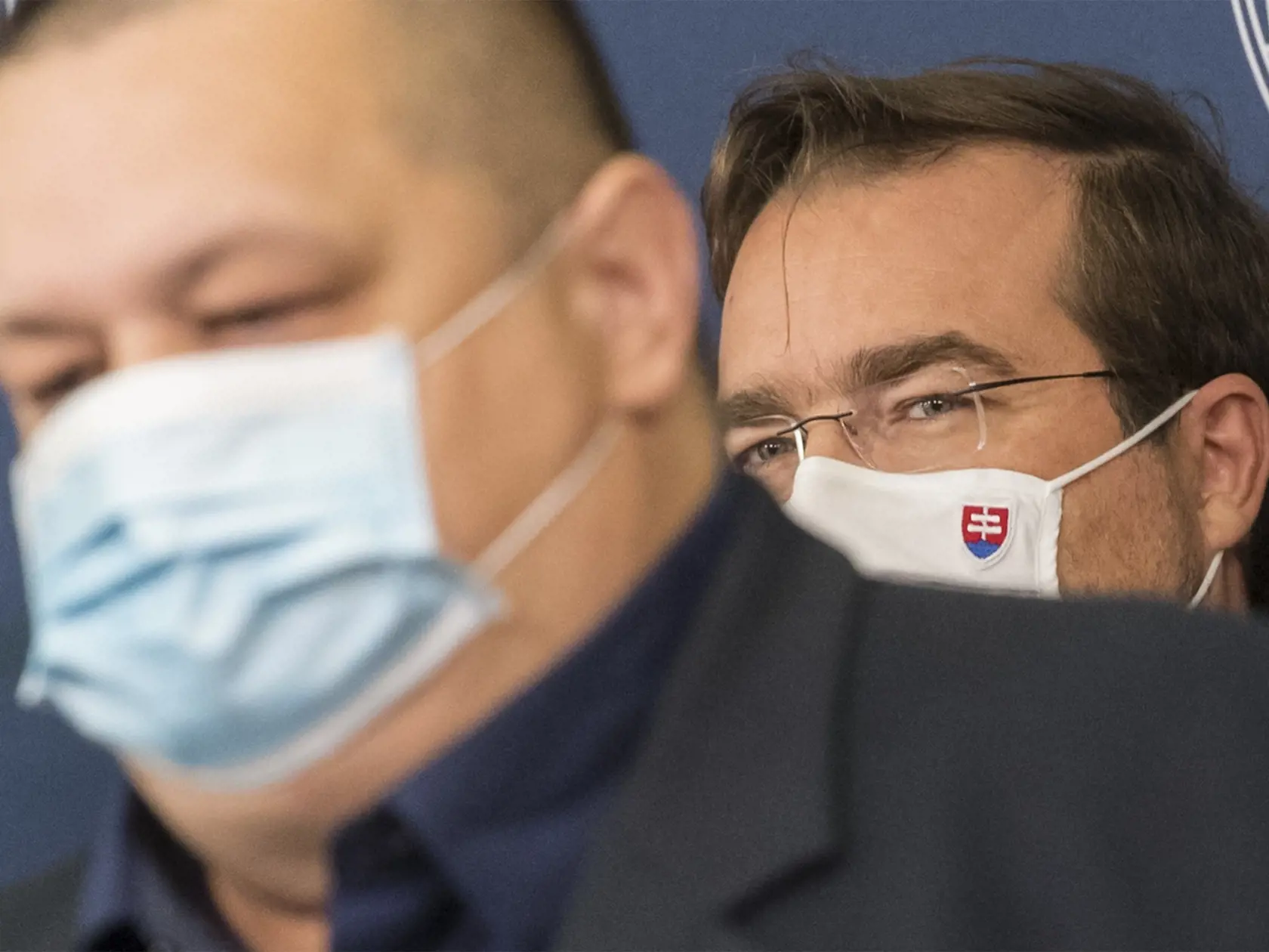 Na snímke vpravo v pozadí exminister zdravotníctva SR Marek Krajčí a vľavo v popredí hlavný hygienik Ján Mikas